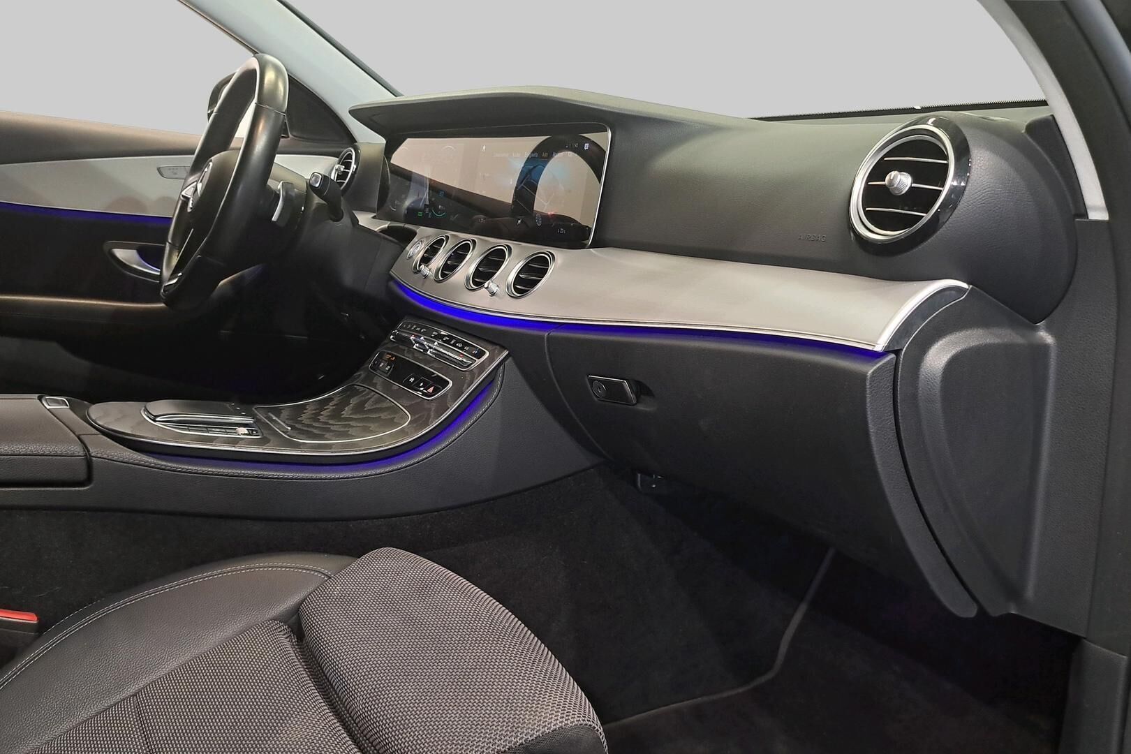 Mercedes-Benz E iso kuva 19