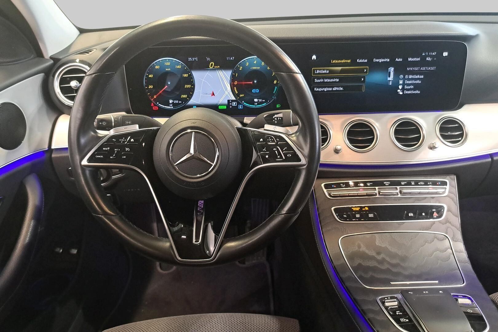 Mercedes-Benz E iso kuva 24