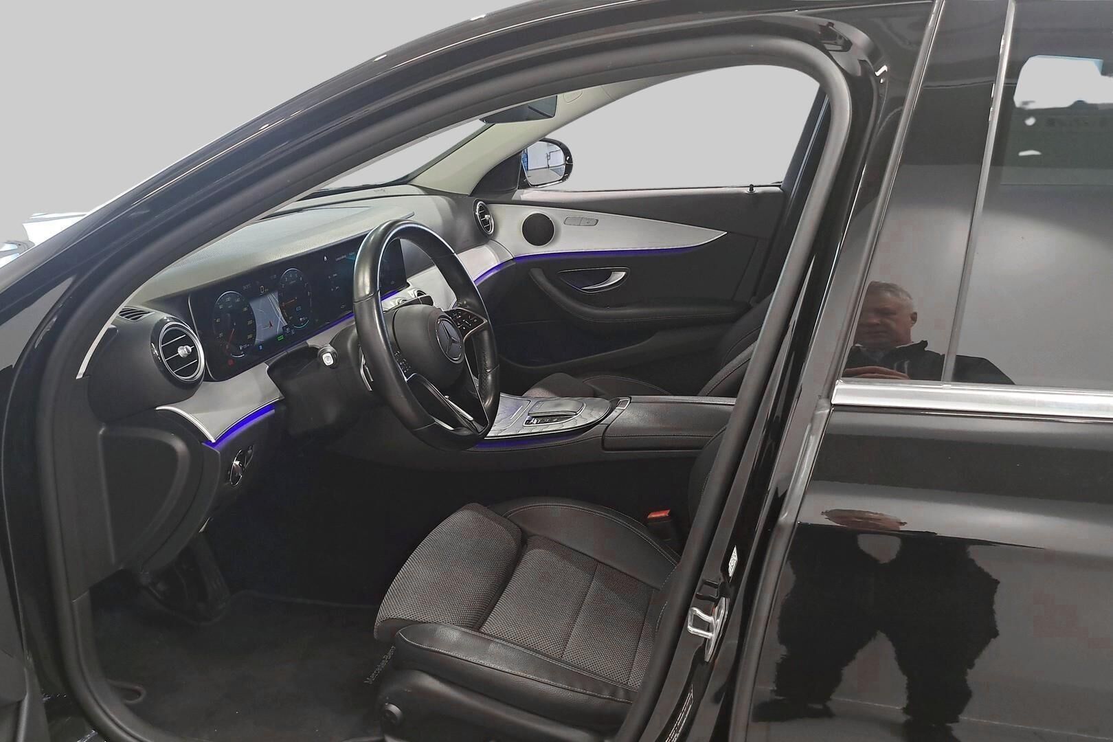 Mercedes-Benz E iso kuva 8