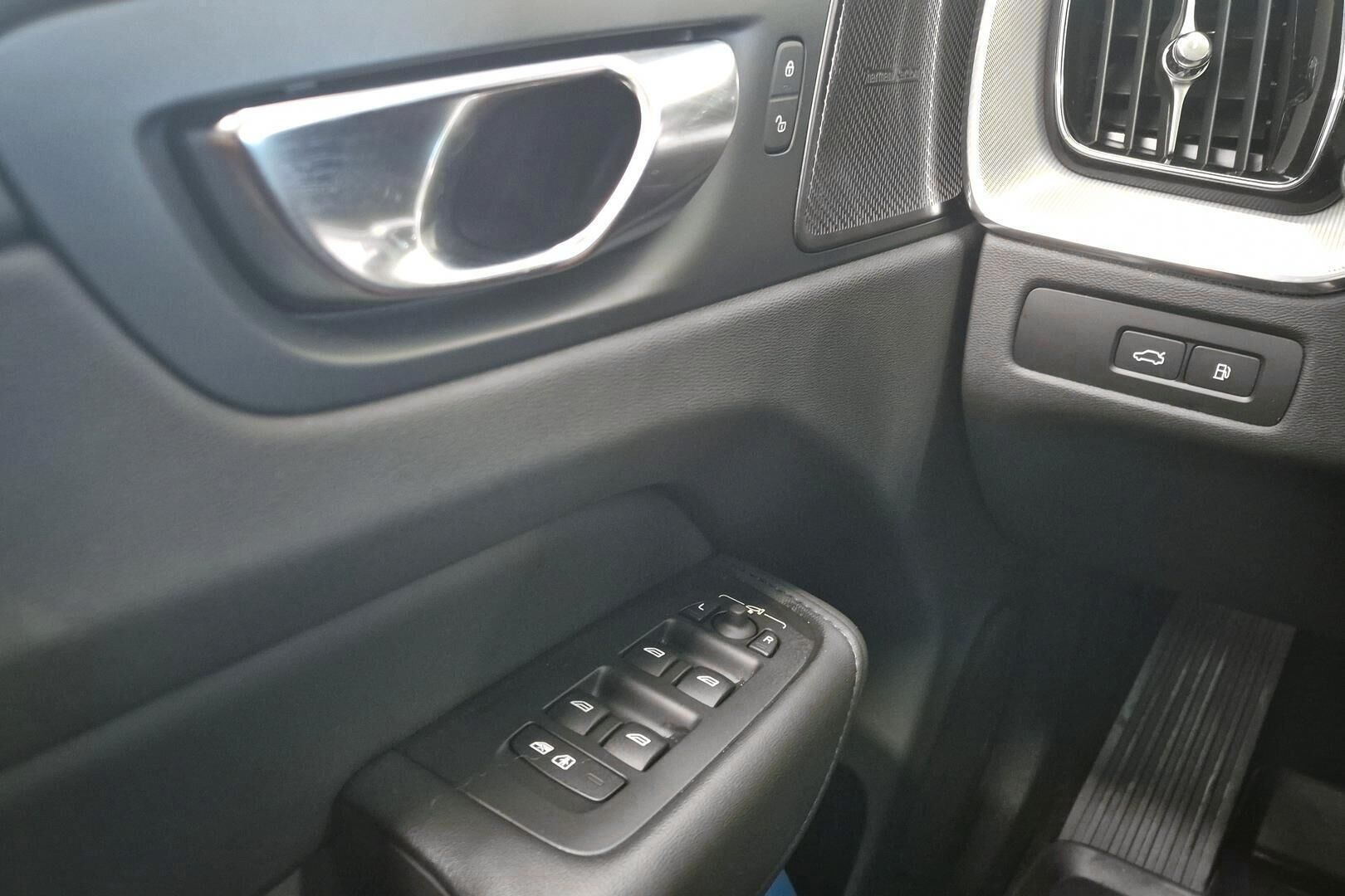 Volvo XC60 iso kuva 16