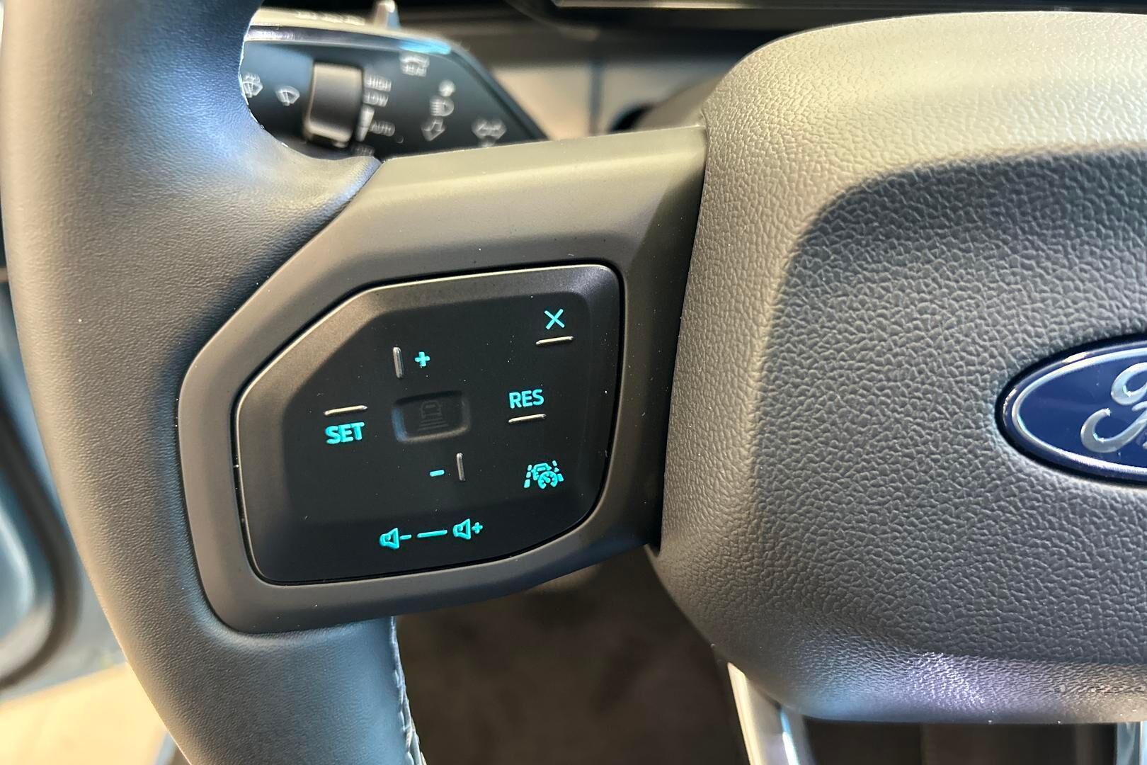 Ford Explorer iso kuva 13