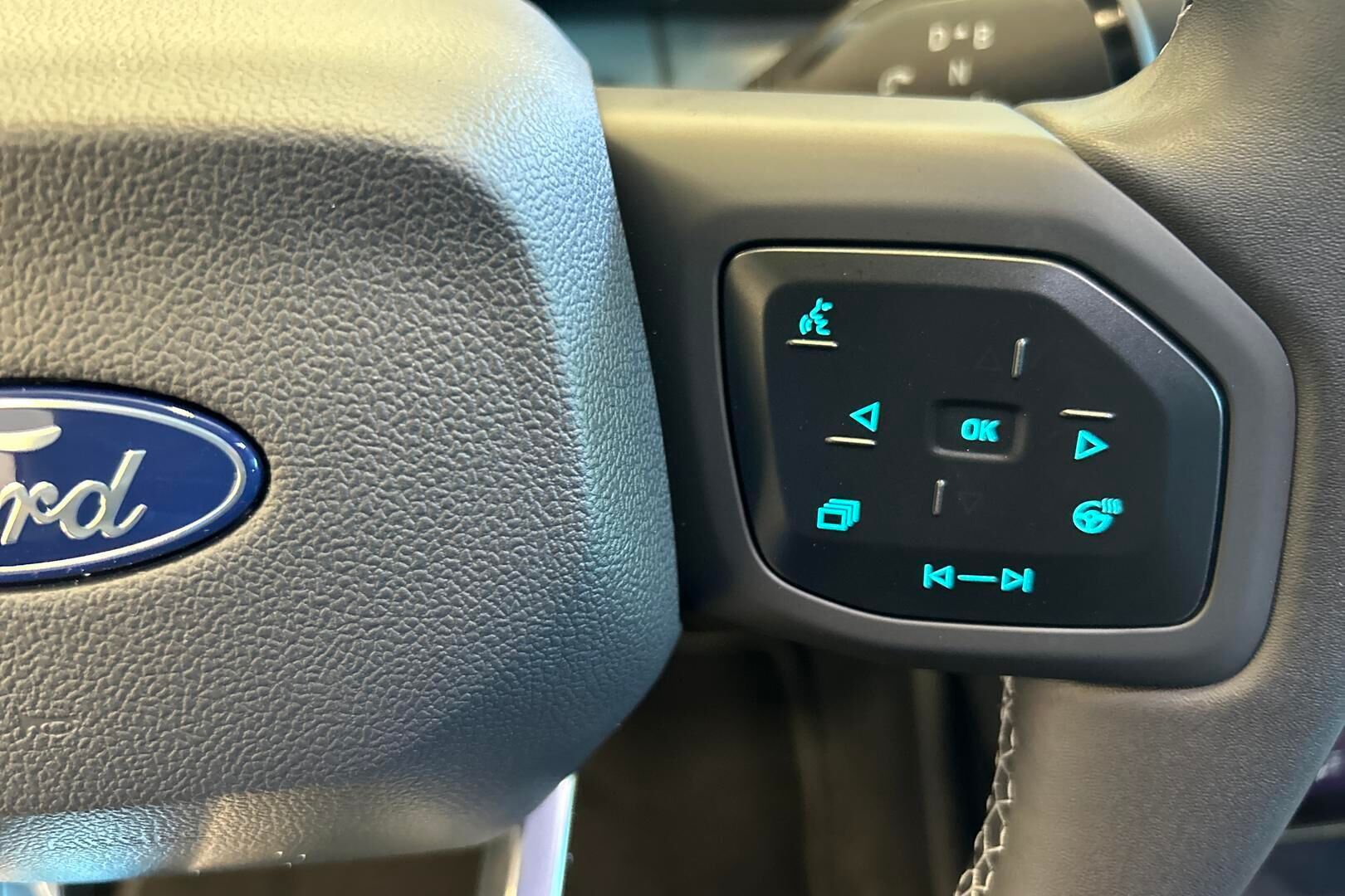 Ford Explorer iso kuva 14