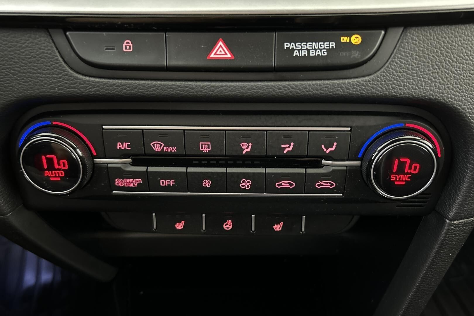 Kia Ceed iso kuva 19