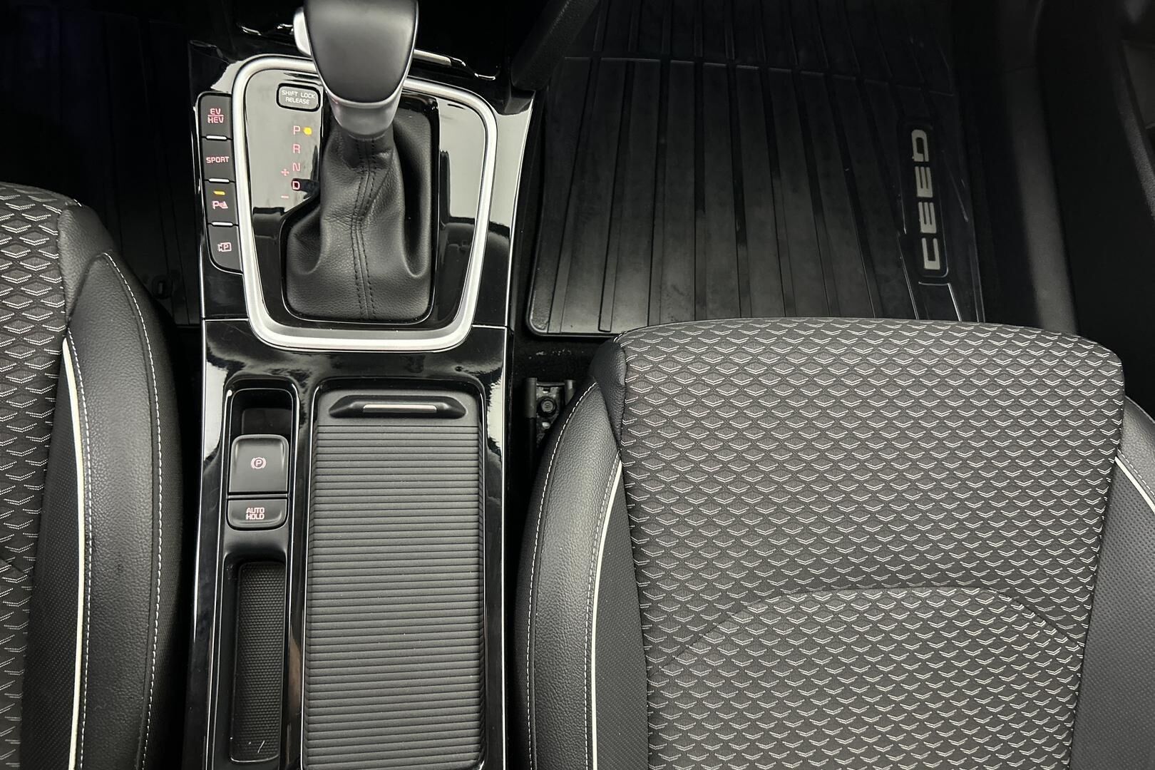 Kia Ceed iso kuva 22