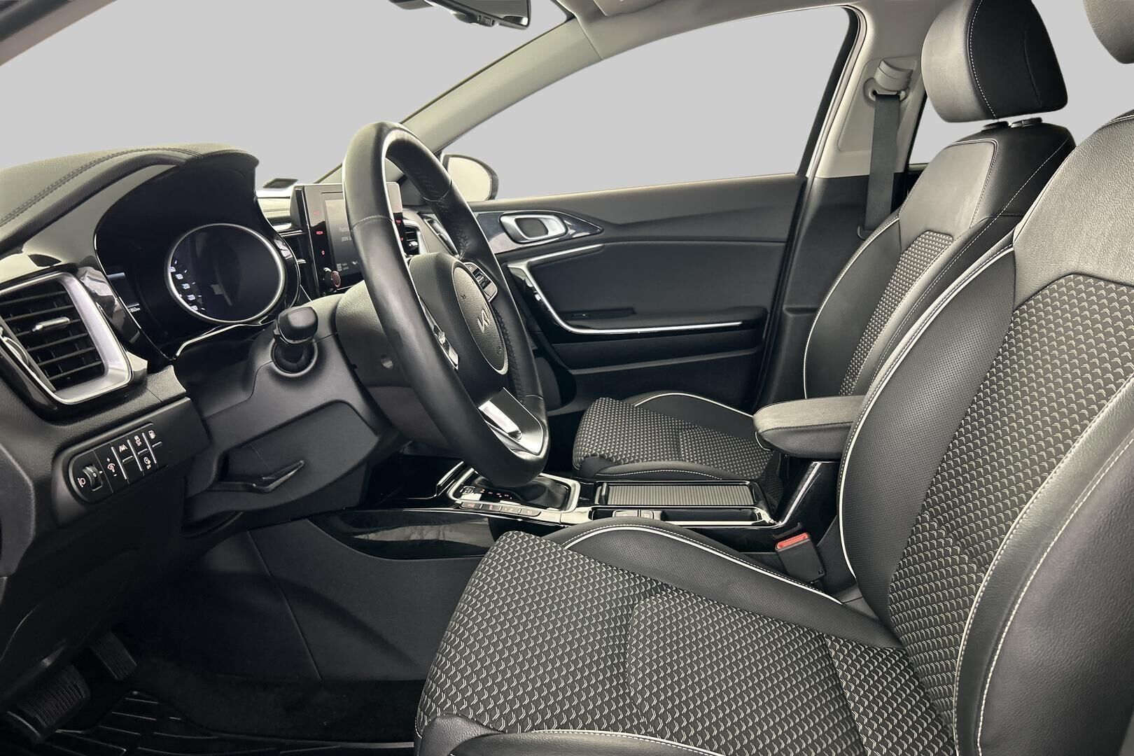 Kia Ceed iso kuva 8