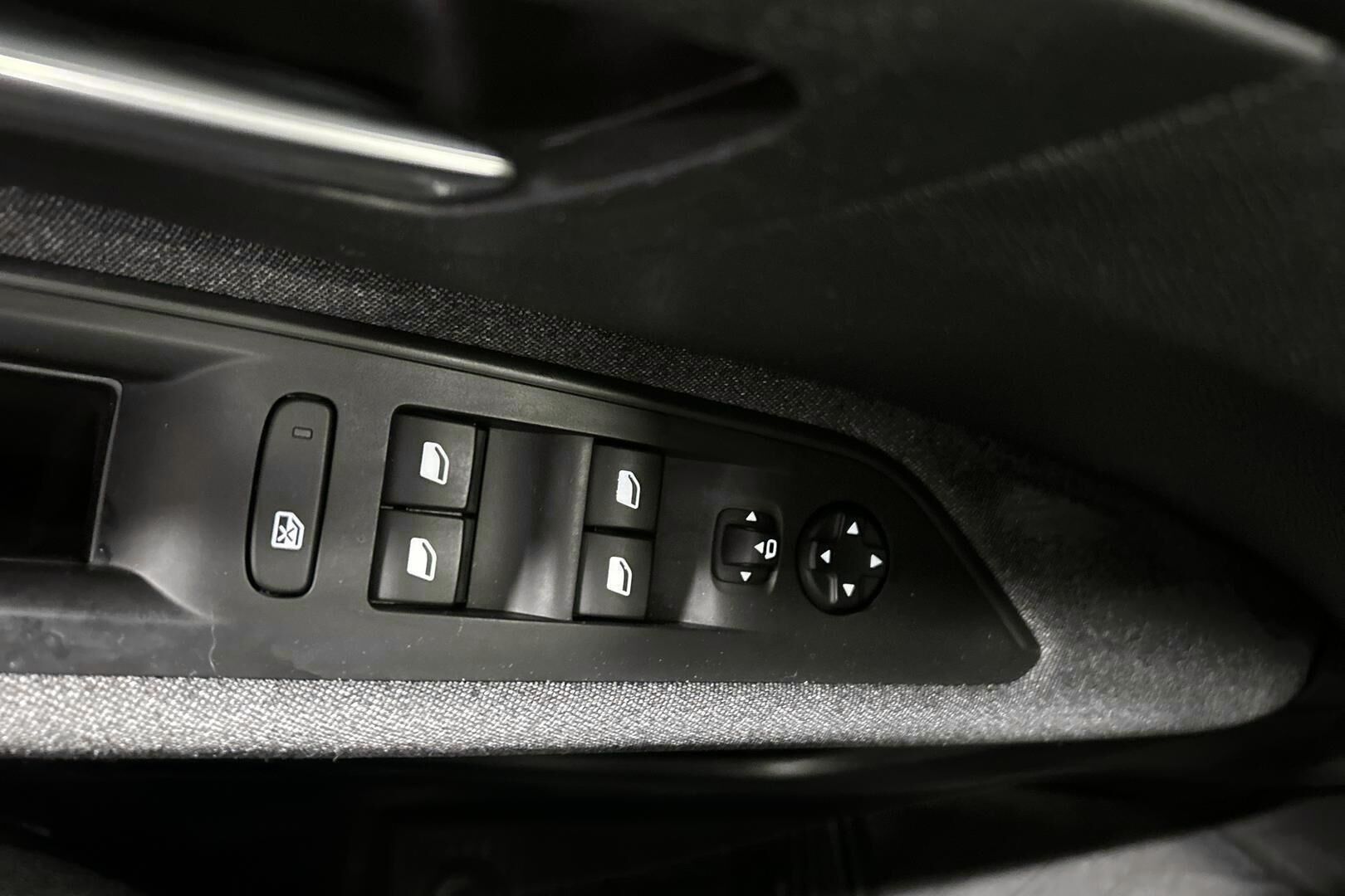 Peugeot 3008 iso kuva 16