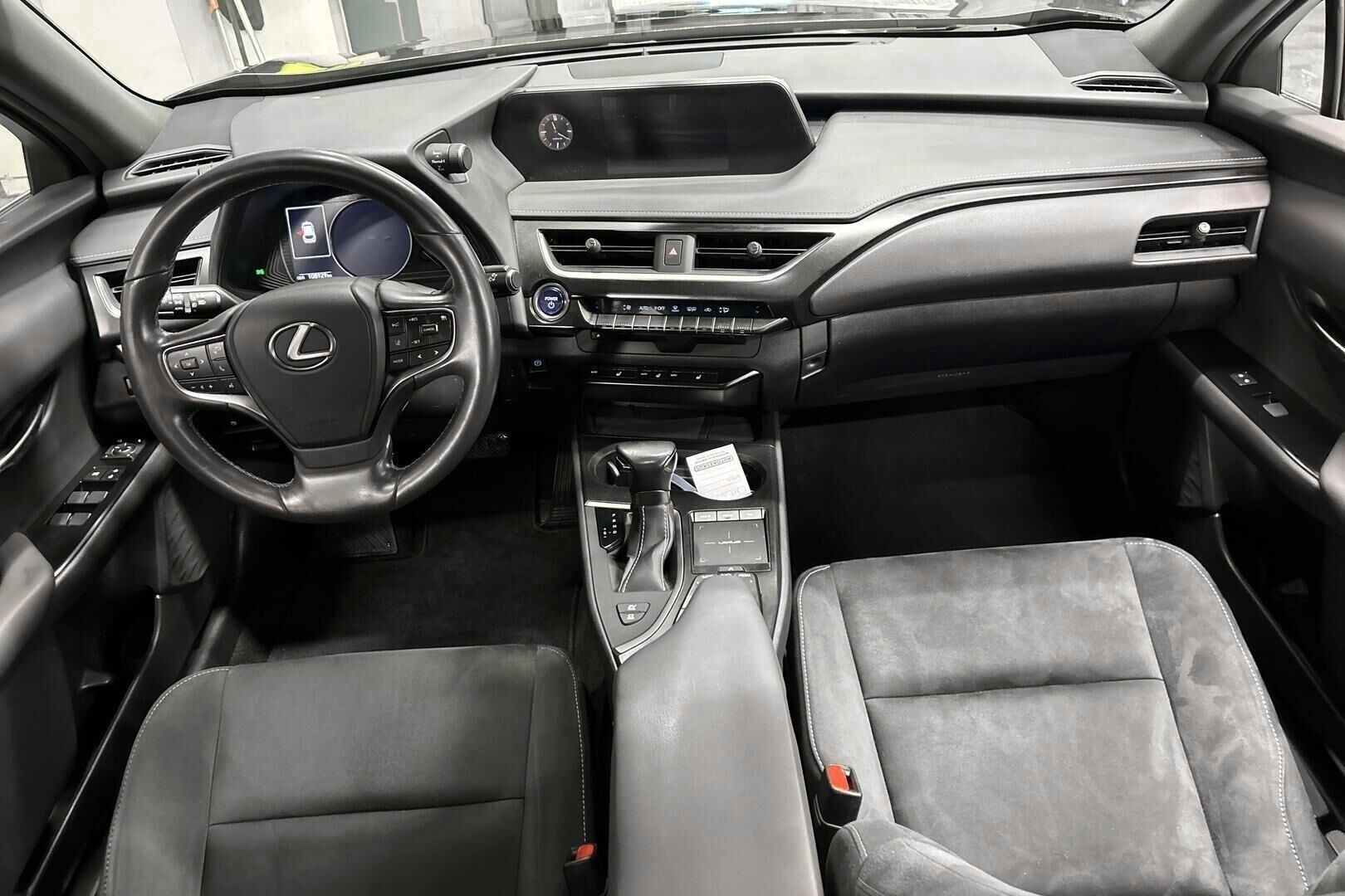 Lexus UX iso kuva 11