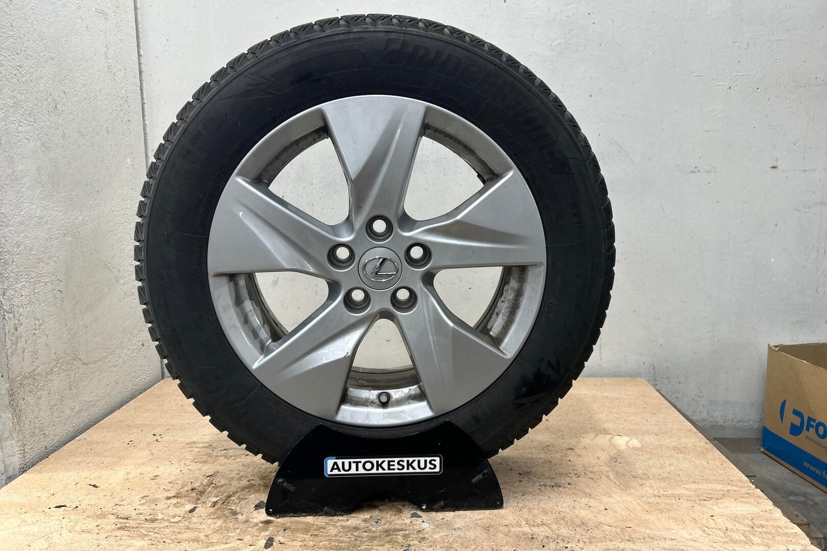 Lexus UX iso kuva 13