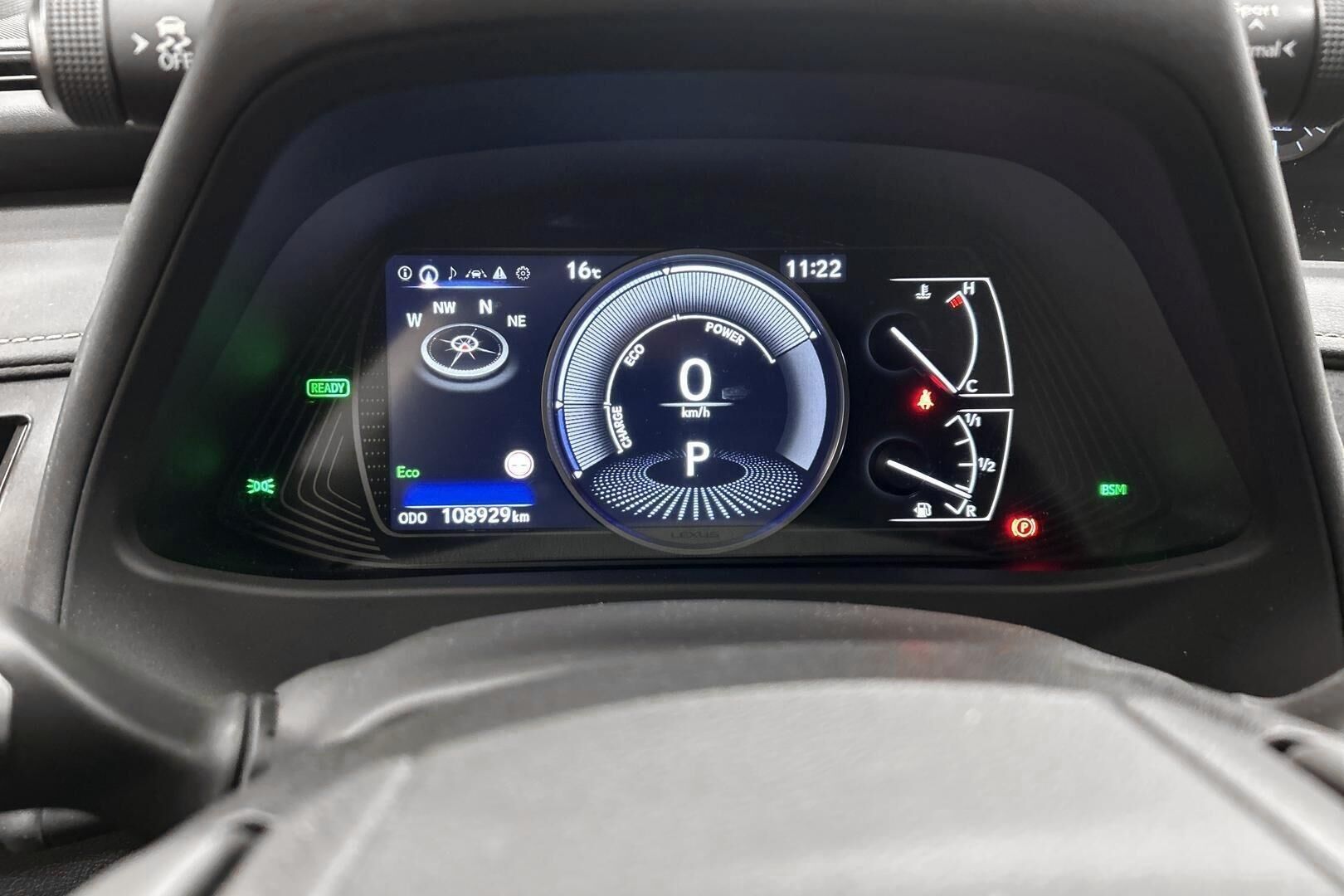 Lexus UX iso kuva 14
