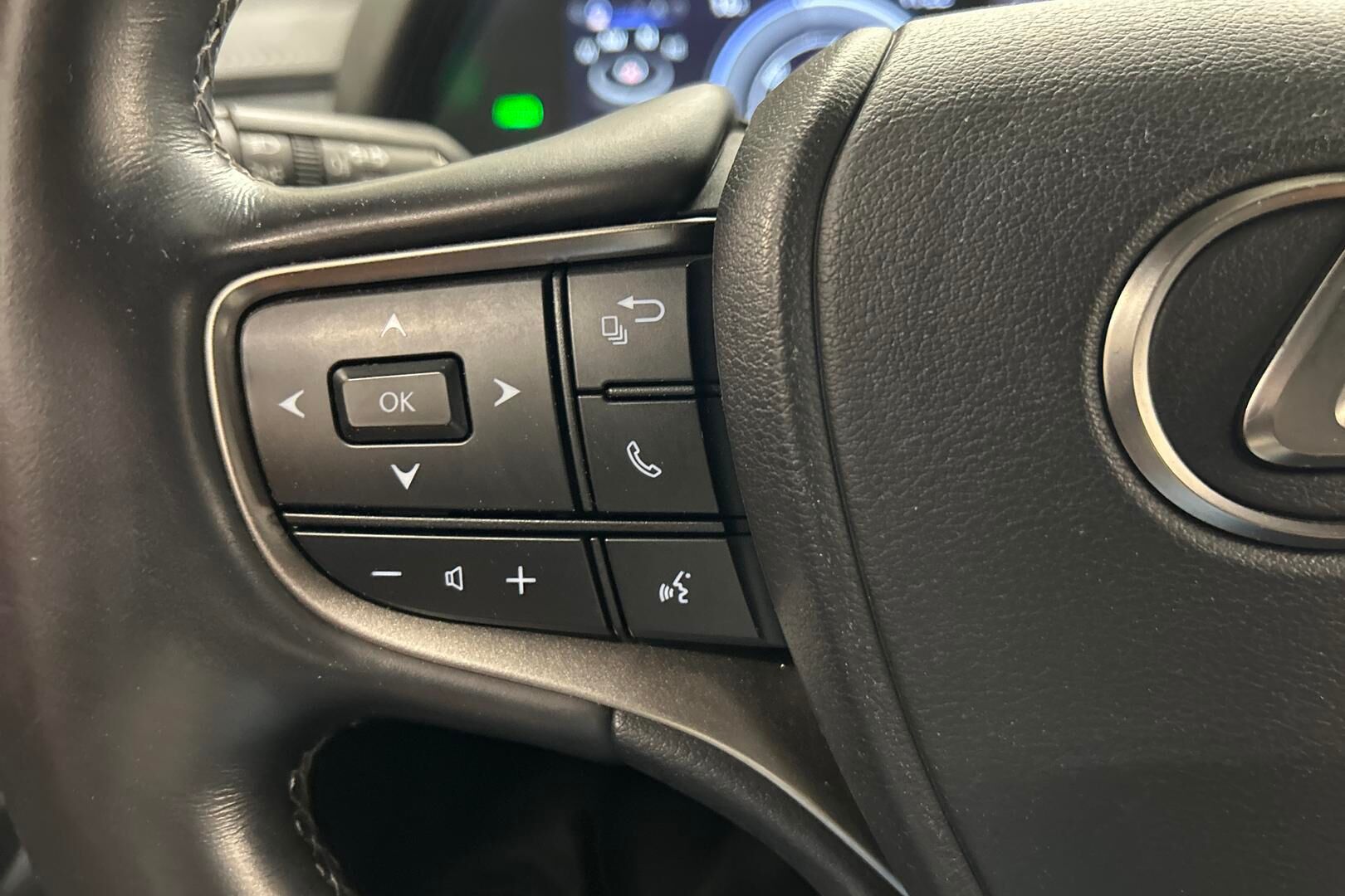 Lexus UX iso kuva 16