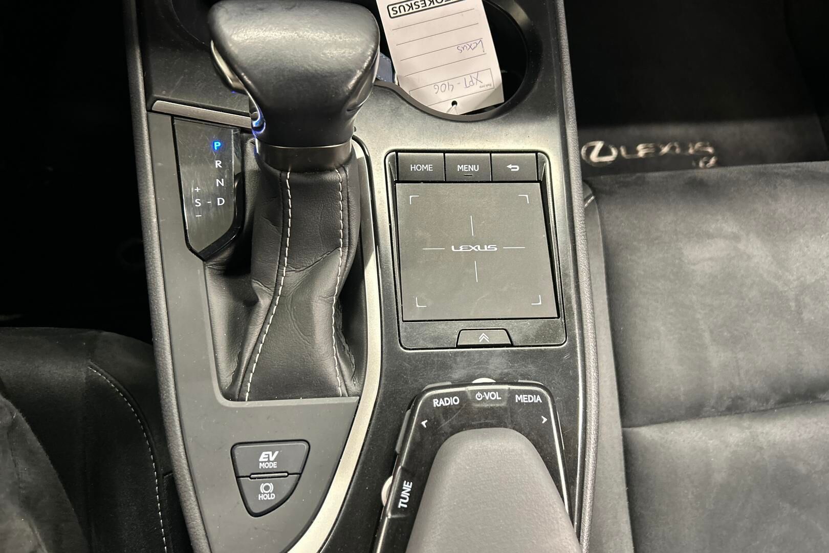Lexus UX iso kuva 19