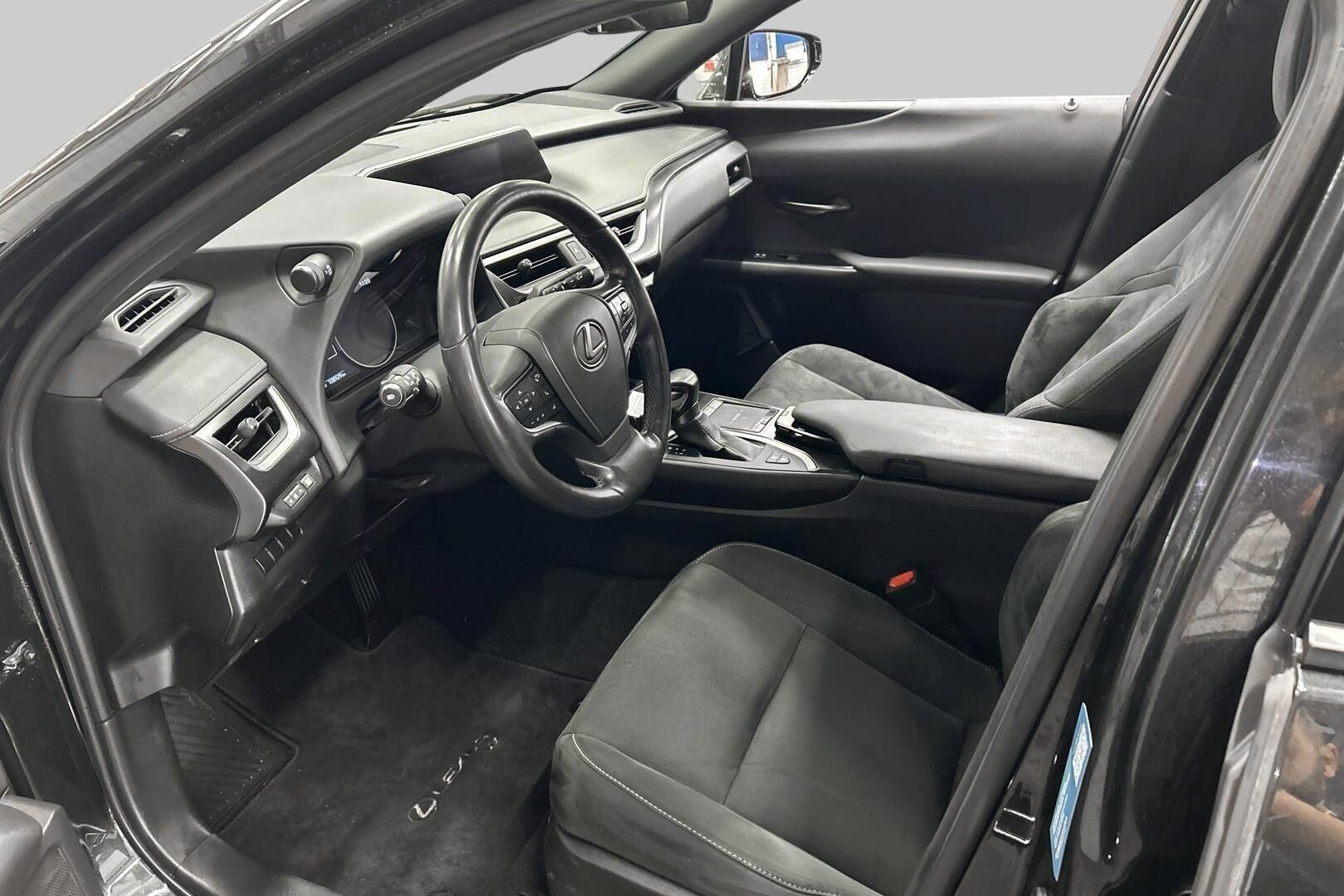 Lexus UX iso kuva 9