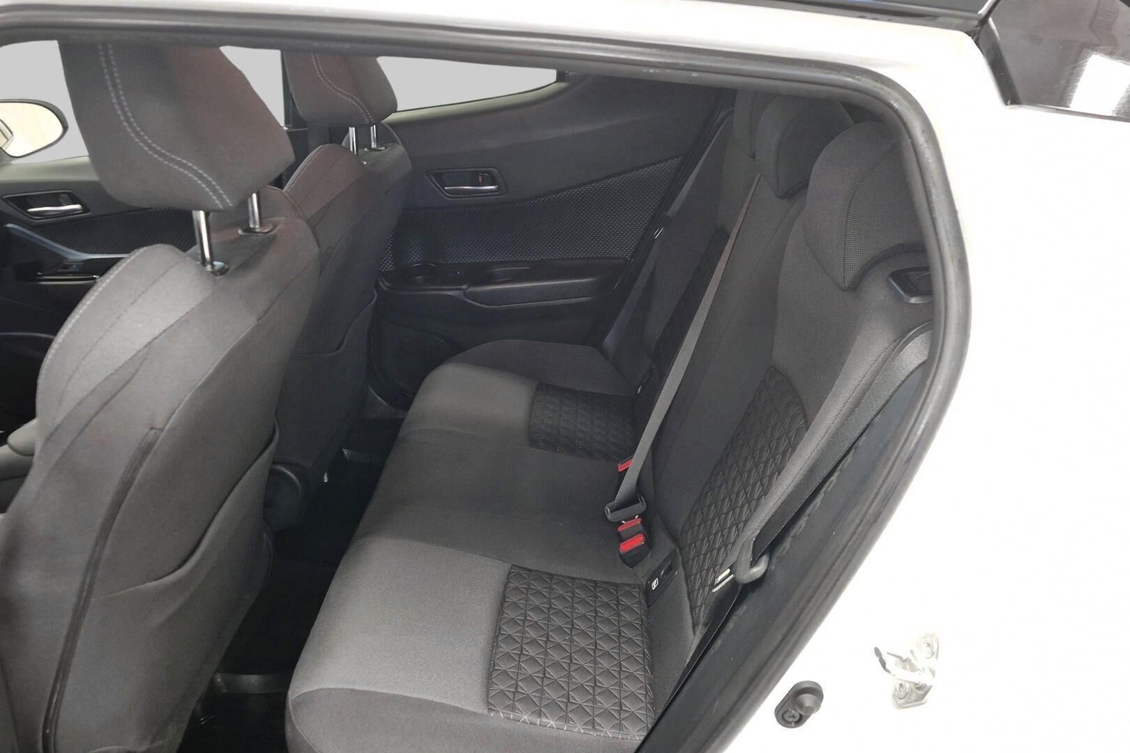 Toyota C-HR iso kuva 10