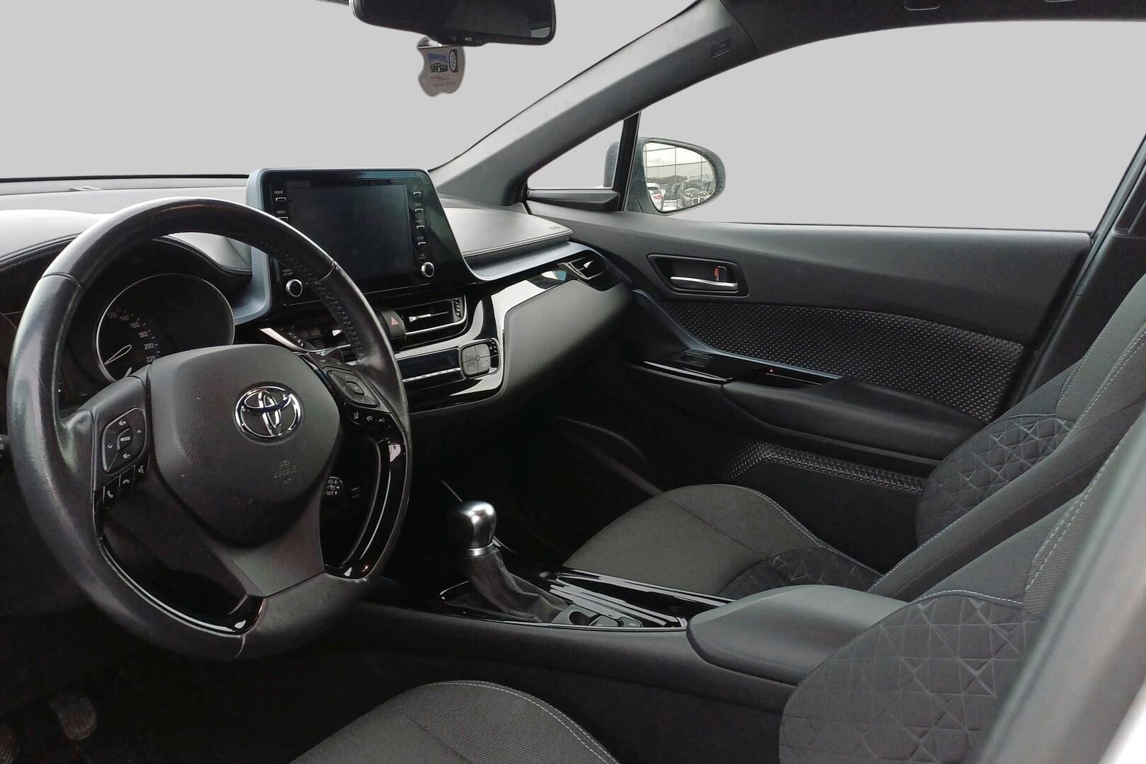 Toyota C-HR iso kuva 2