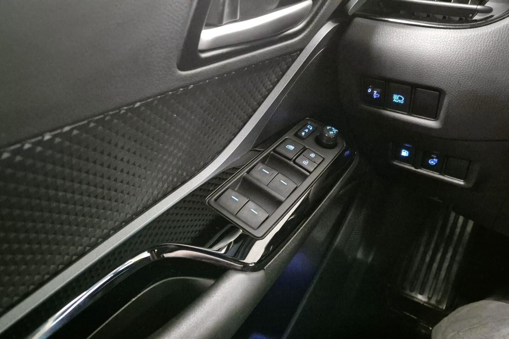 Toyota C-HR iso kuva 20