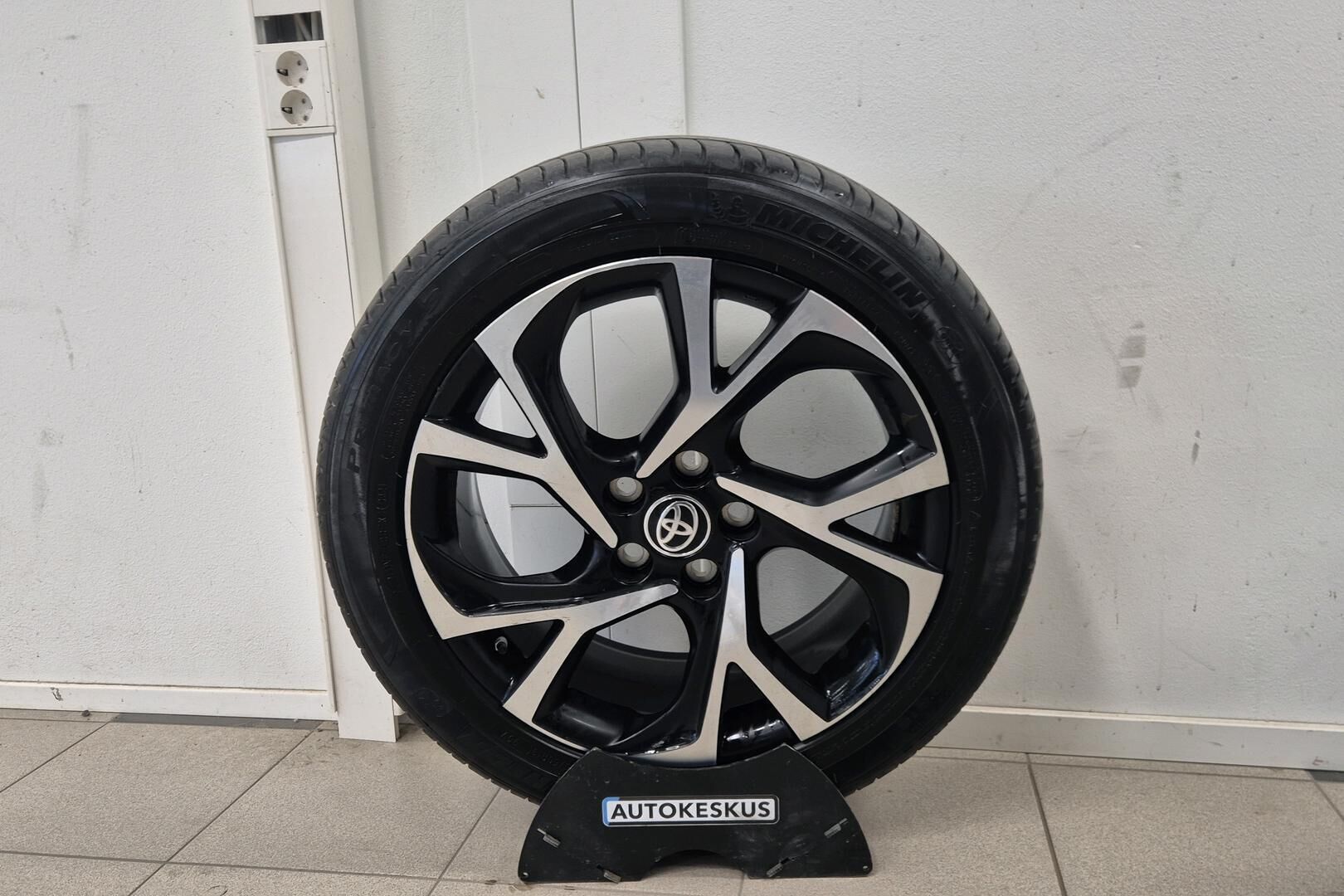 Toyota C-HR iso kuva 23