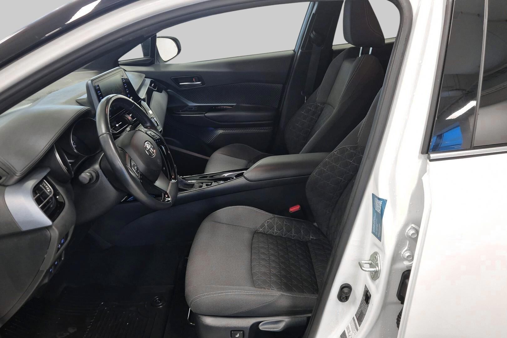 Toyota C-HR iso kuva 9