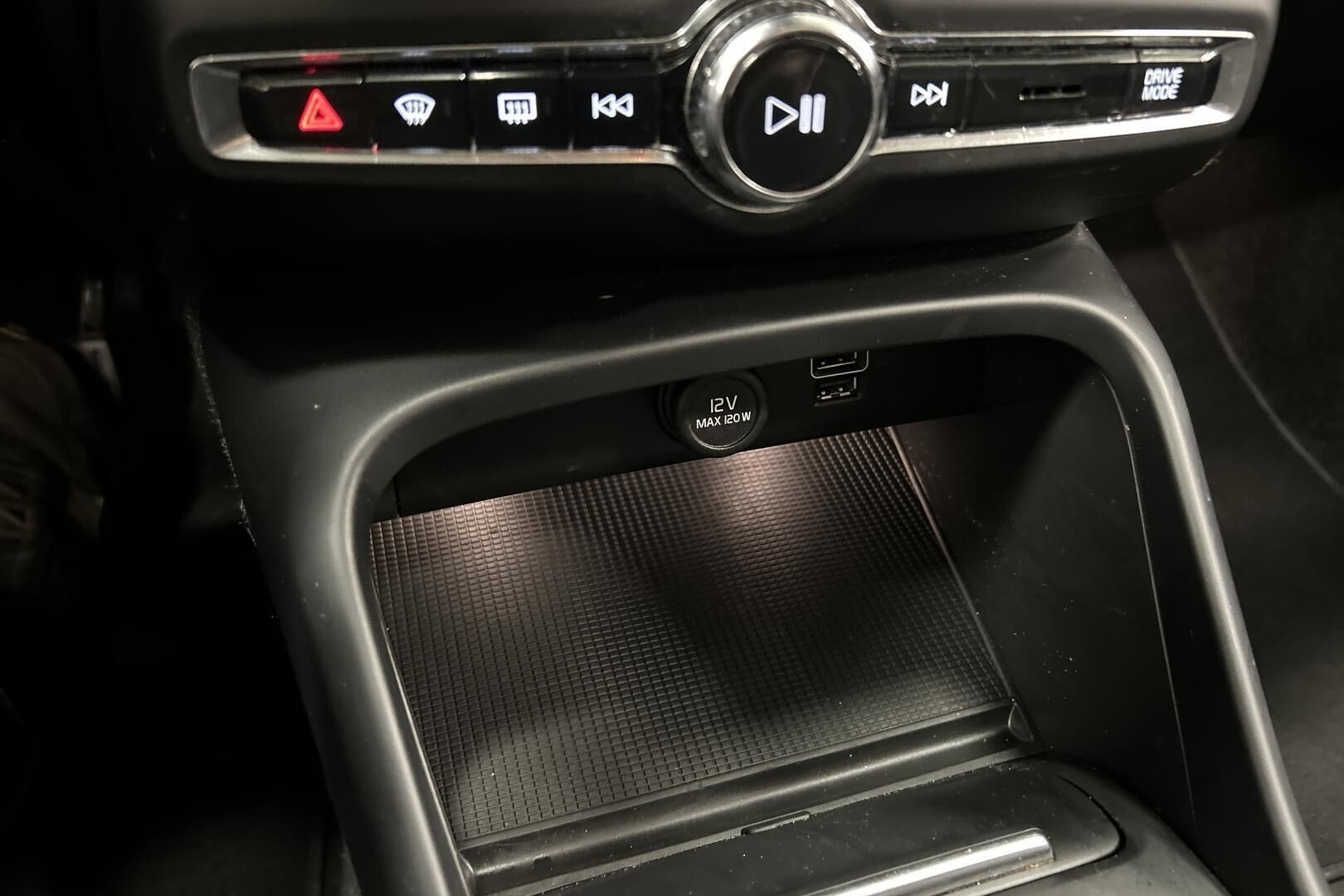 Volvo XC40 iso kuva 18