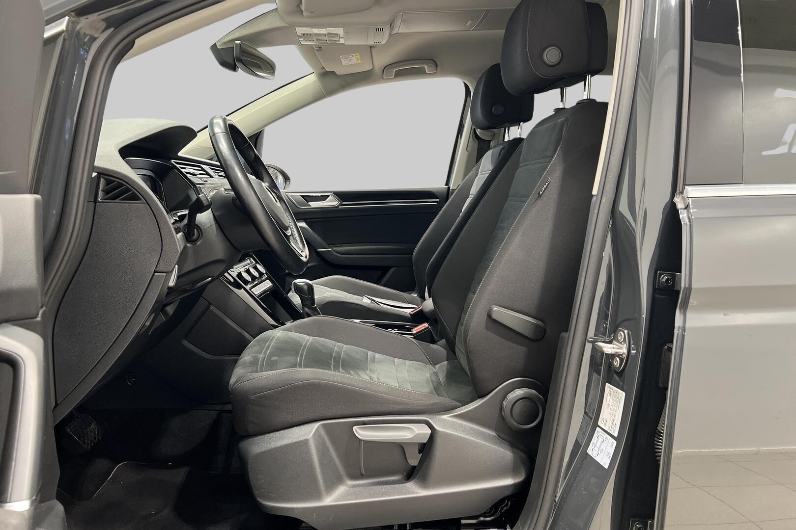 Volkswagen Touran iso kuva 8