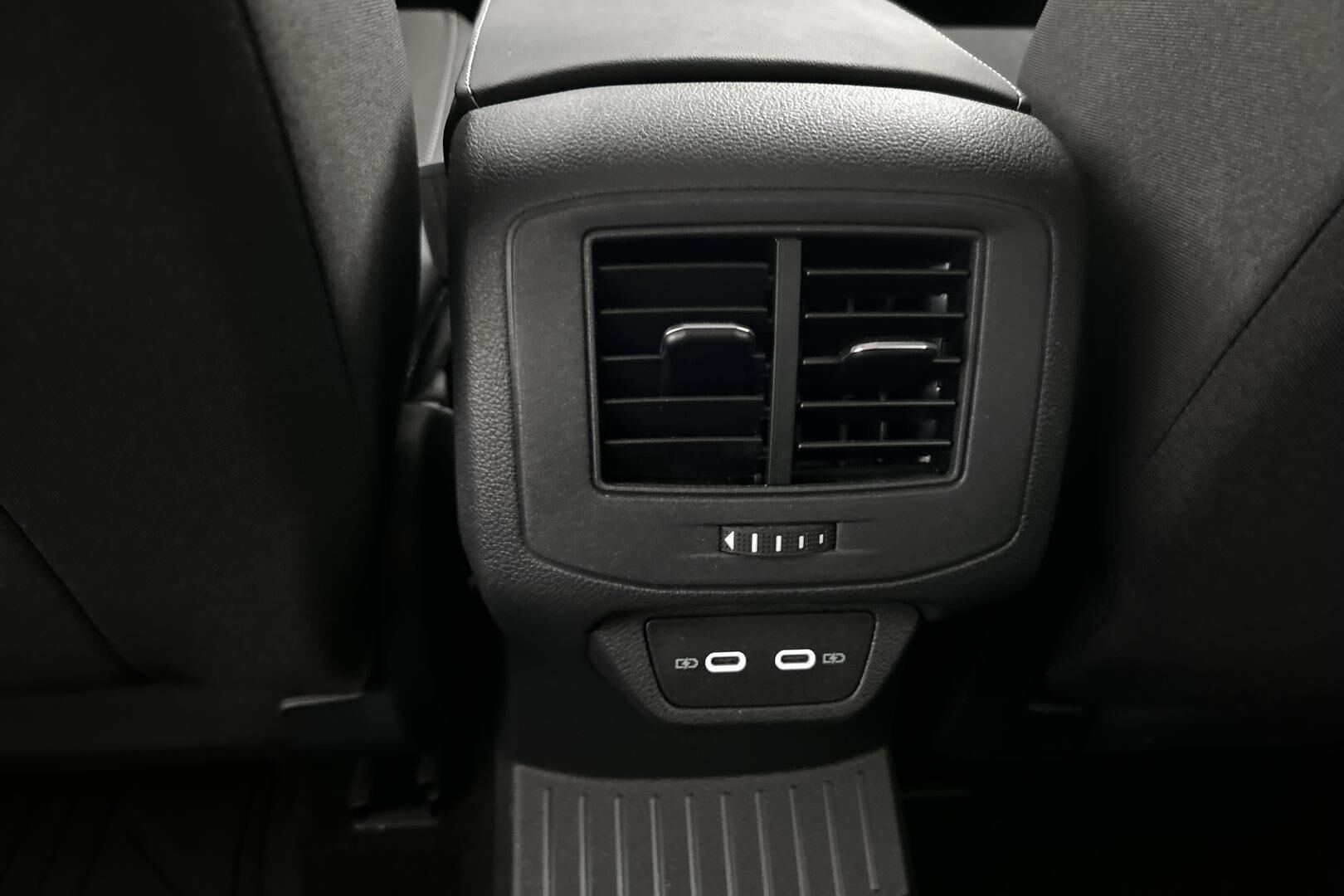 Volkswagen T-Roc iso kuva 33