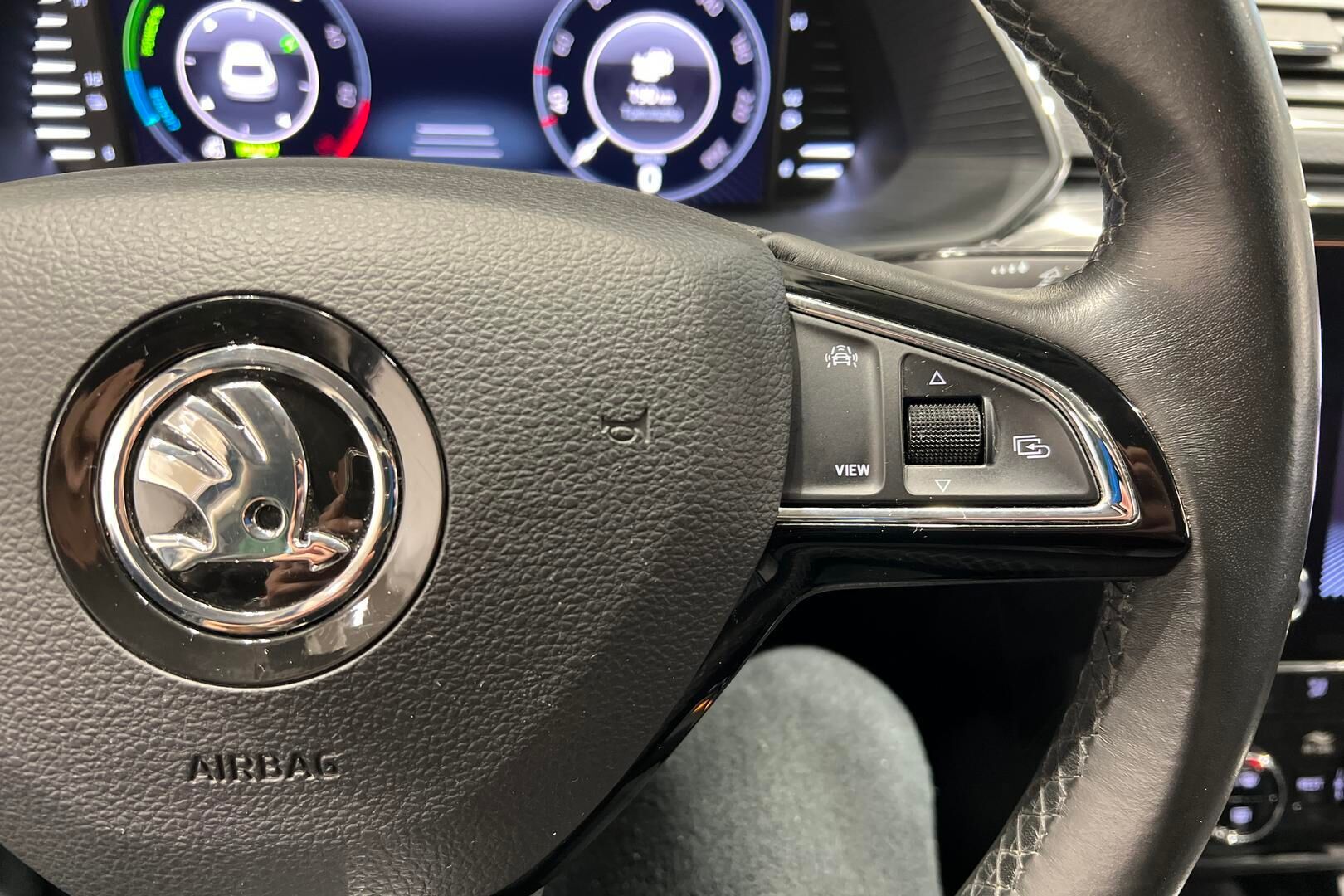 SKODA SUPERB iso kuva 23