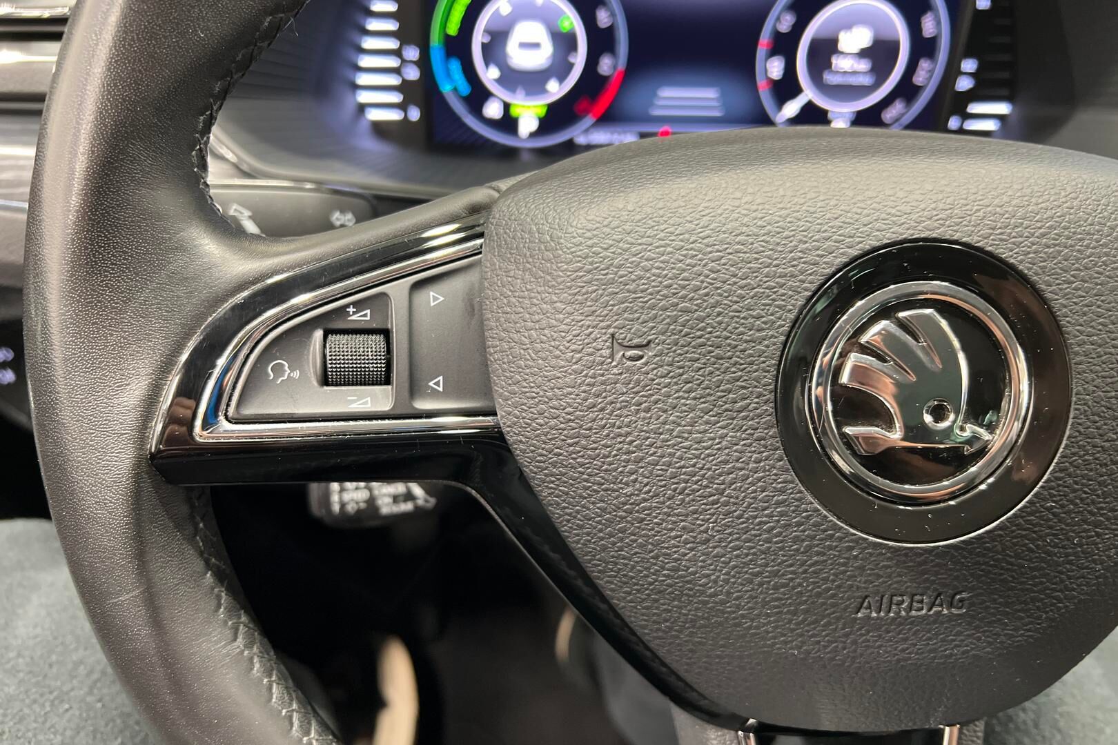 SKODA SUPERB iso kuva 24