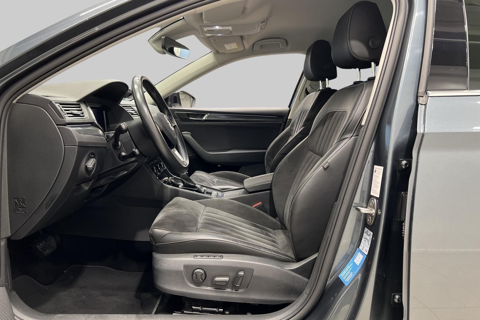 SKODA SUPERB iso kuva 9