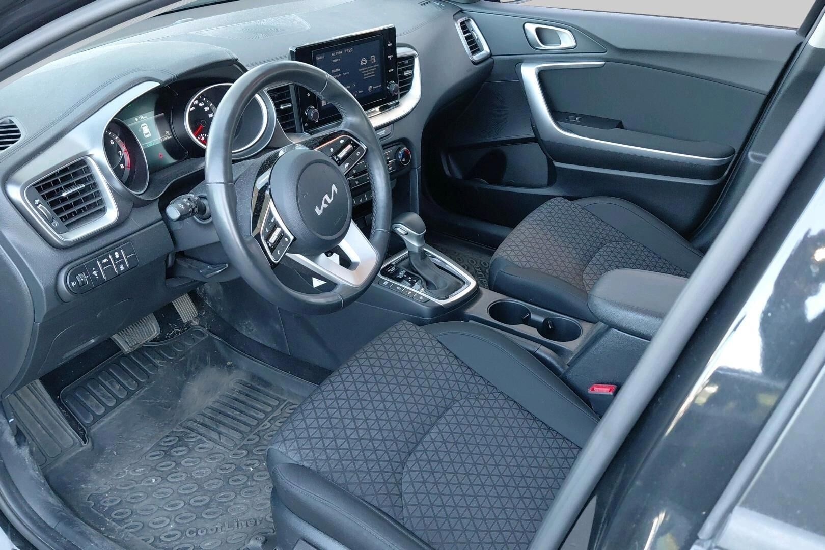 Kia Ceed iso kuva 2