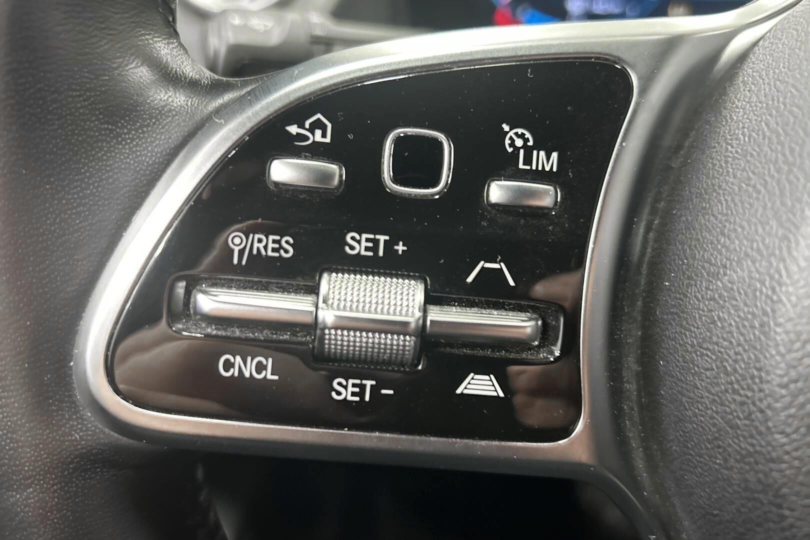 Mercedes-Benz GLA iso kuva 18