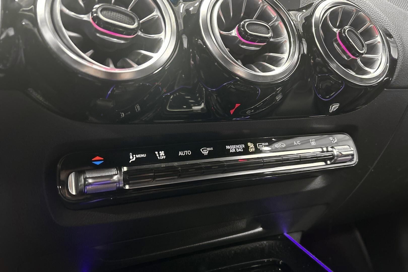 Mercedes-Benz GLA iso kuva 21