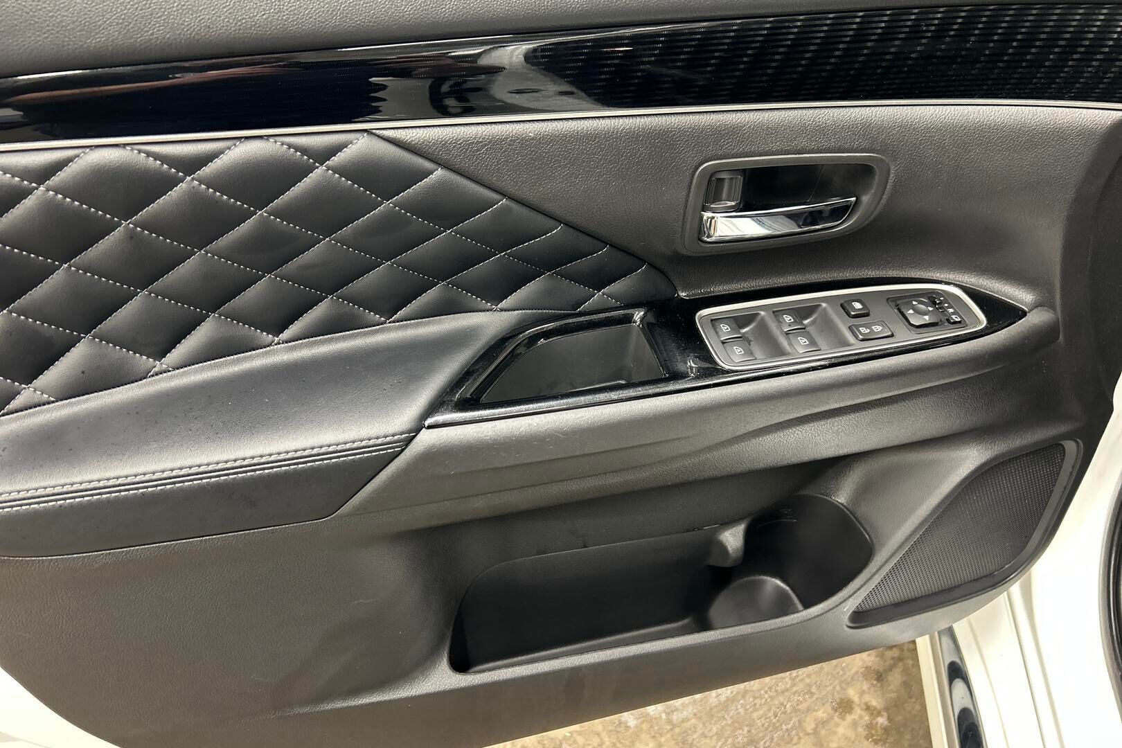 Mitsubishi Outlander PHEV iso kuva 13