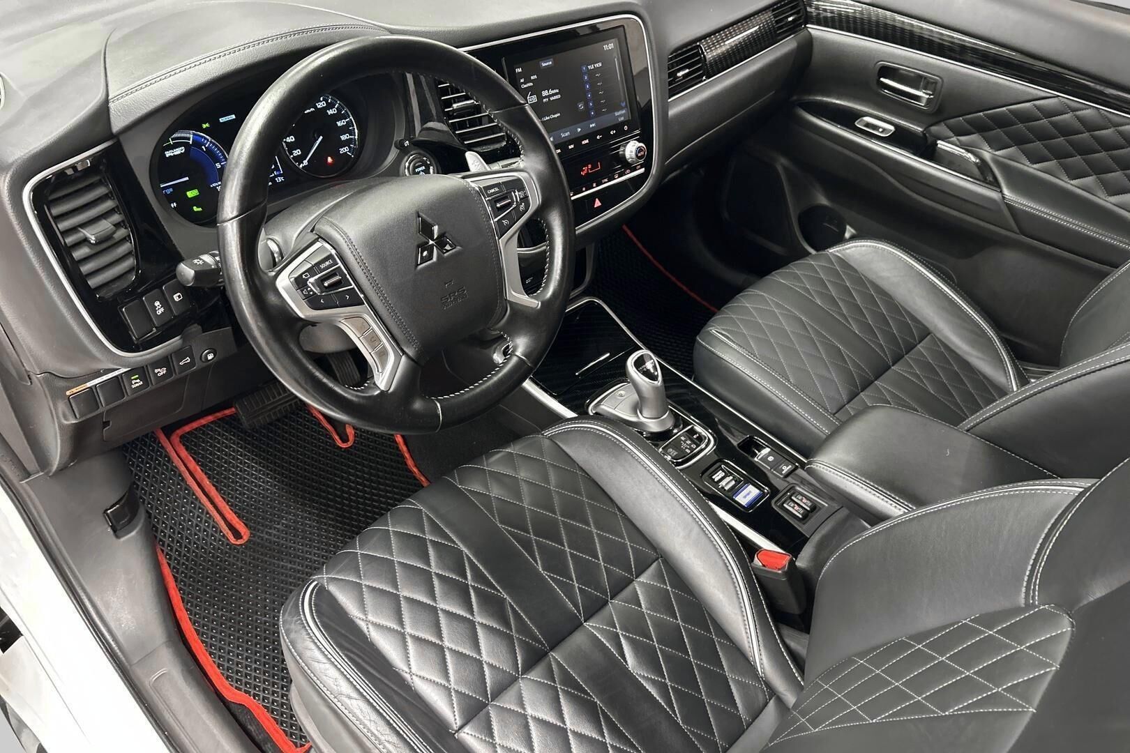 Mitsubishi Outlander PHEV iso kuva 8
