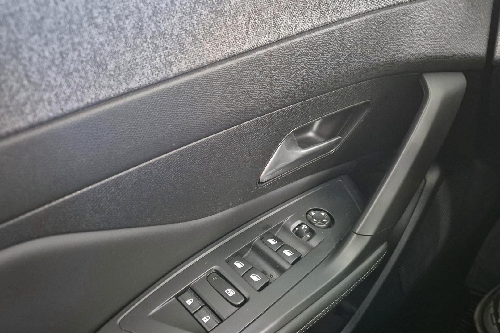Peugeot 308 iso kuva 17