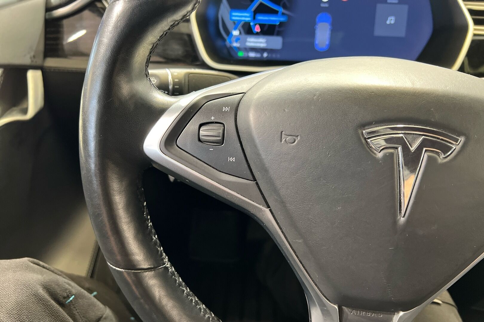 TESLA MODEL S iso kuva 19