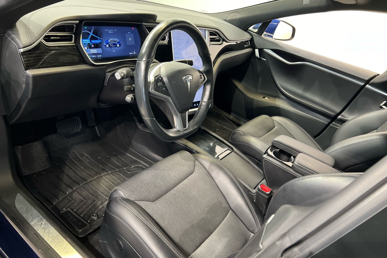 TESLA MODEL S iso kuva 4
