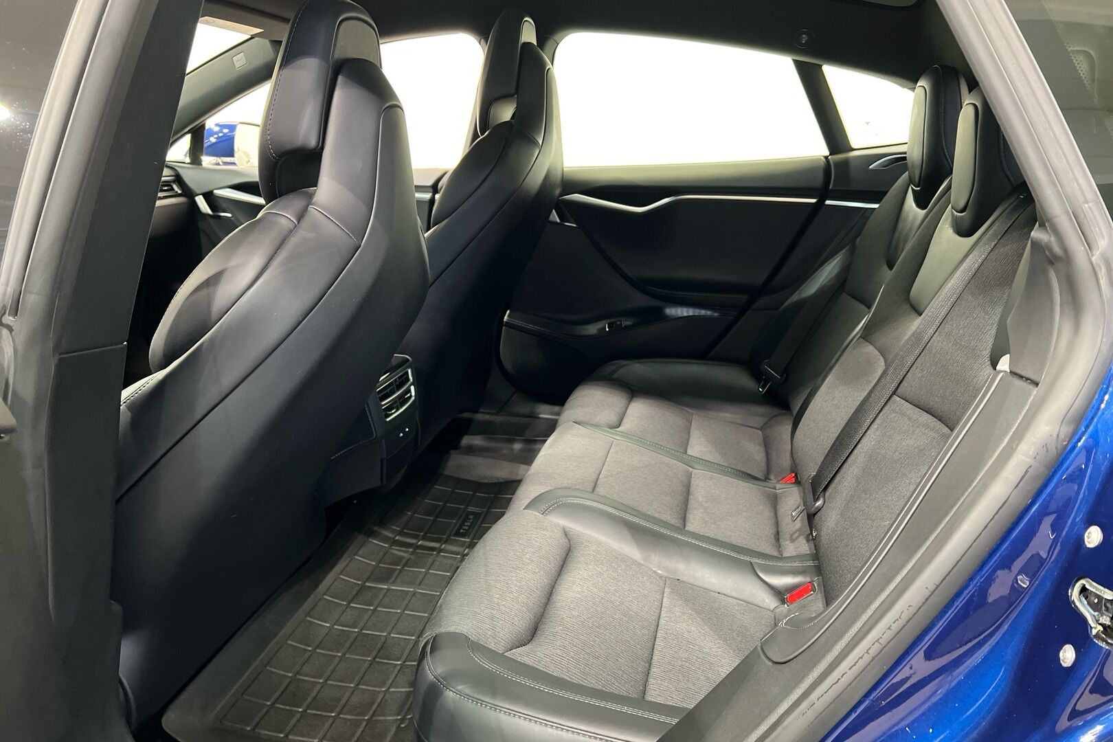 TESLA MODEL S iso kuva 5