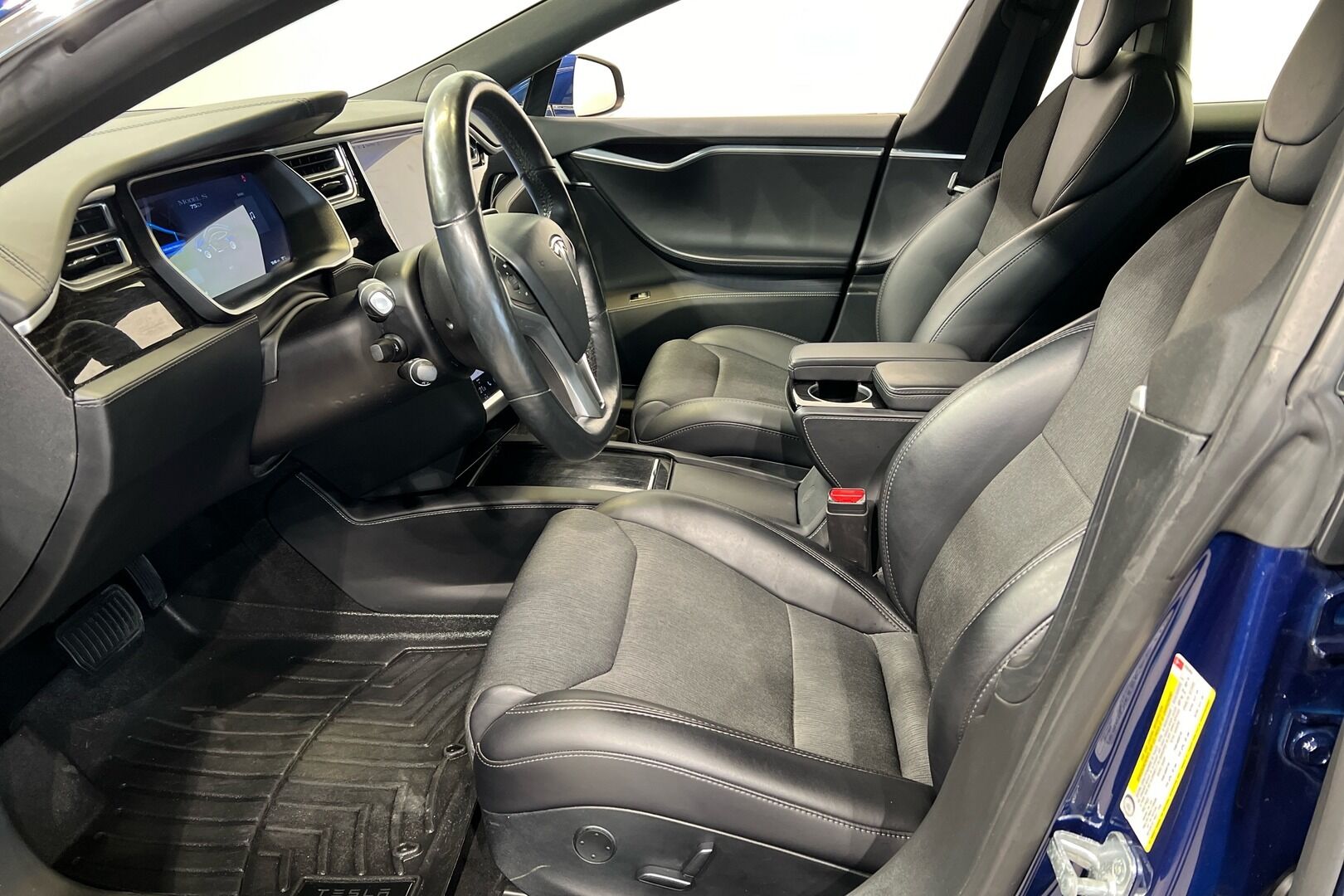 TESLA MODEL S iso kuva 7