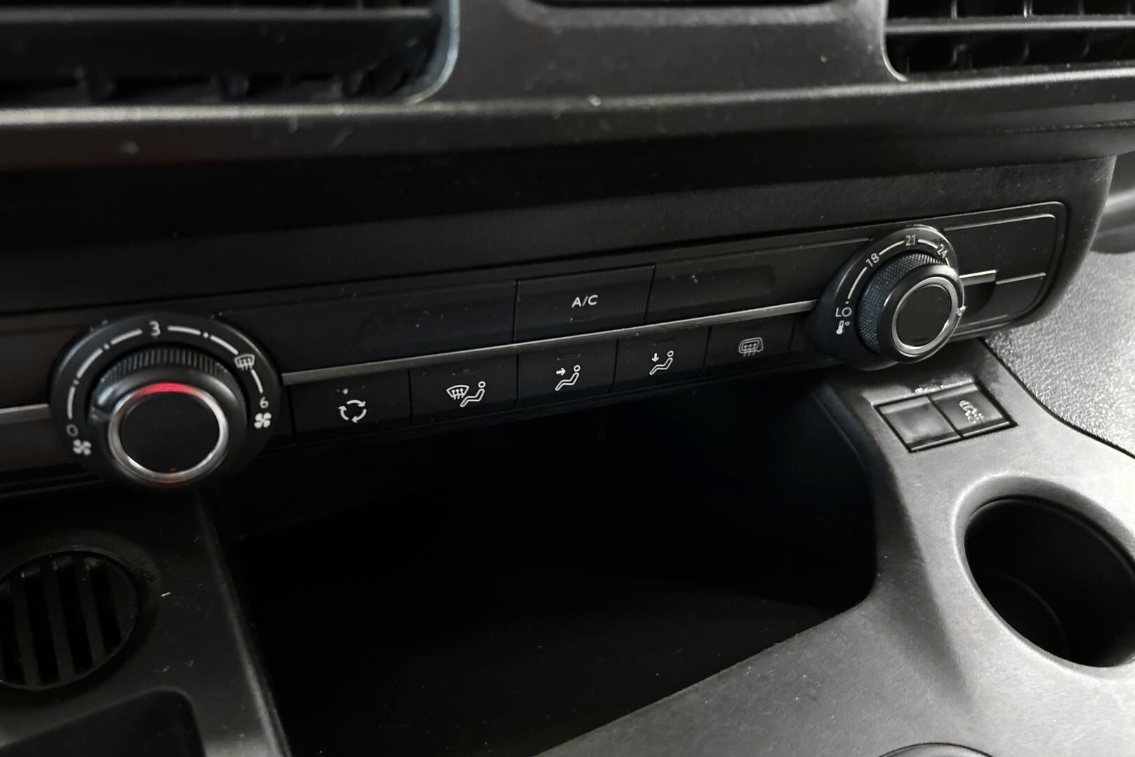 Peugeot Partner iso kuva 18