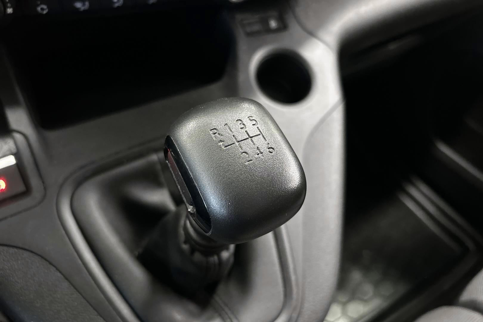 Peugeot Partner iso kuva 19