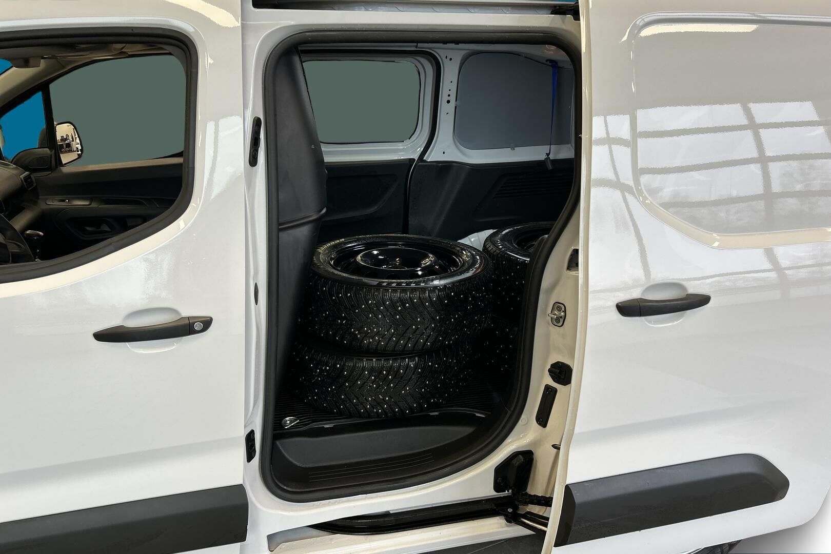 Peugeot Partner iso kuva 24