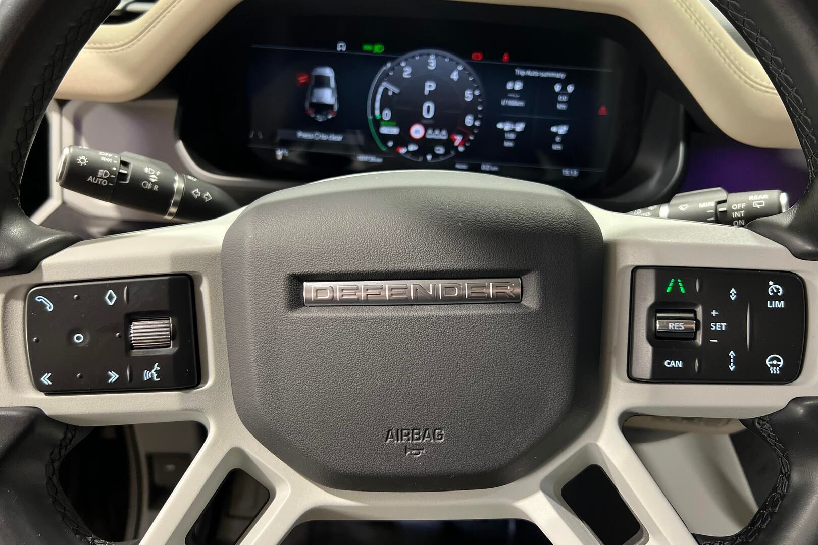 Land Rover Defender iso kuva 18