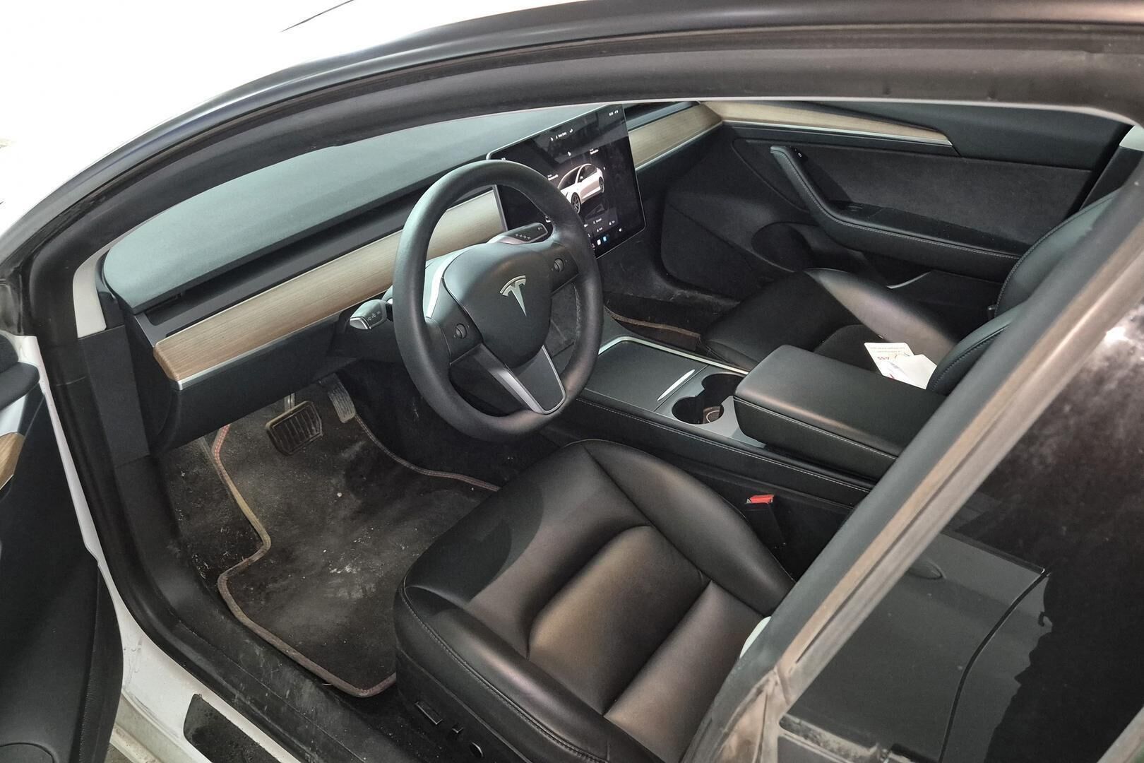 Tesla Model 3 iso kuva 1