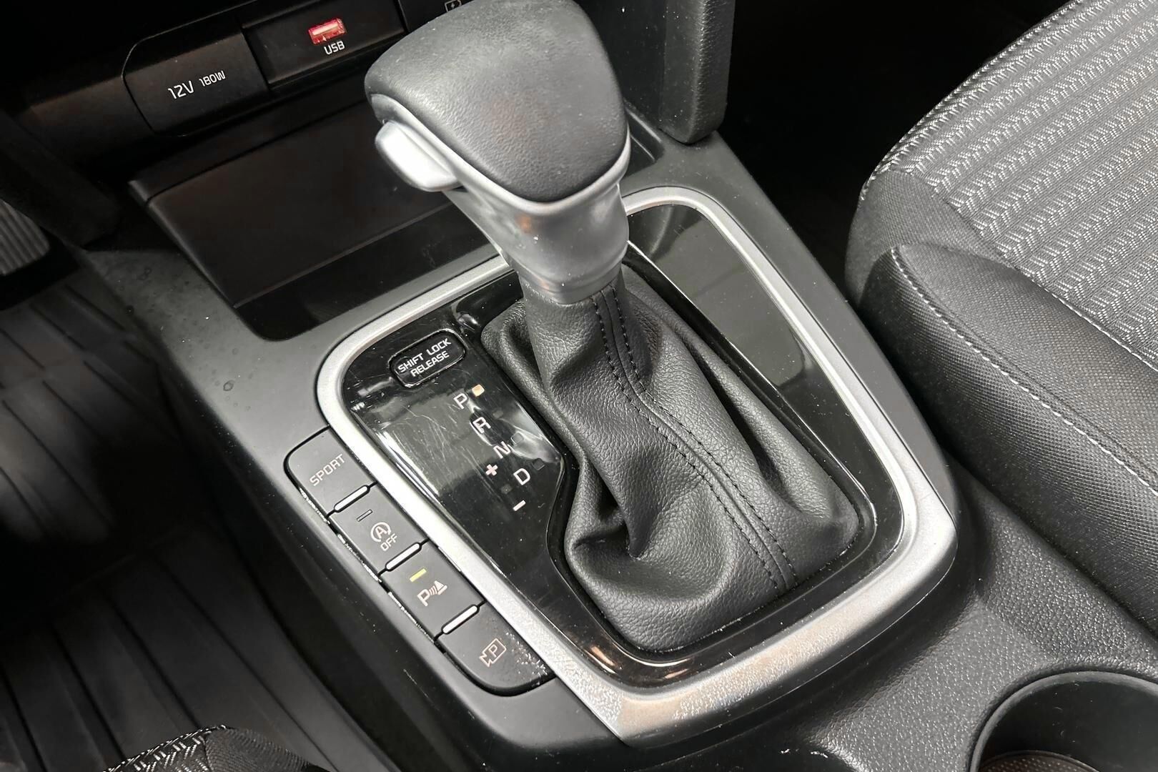 Kia Ceed iso kuva 15