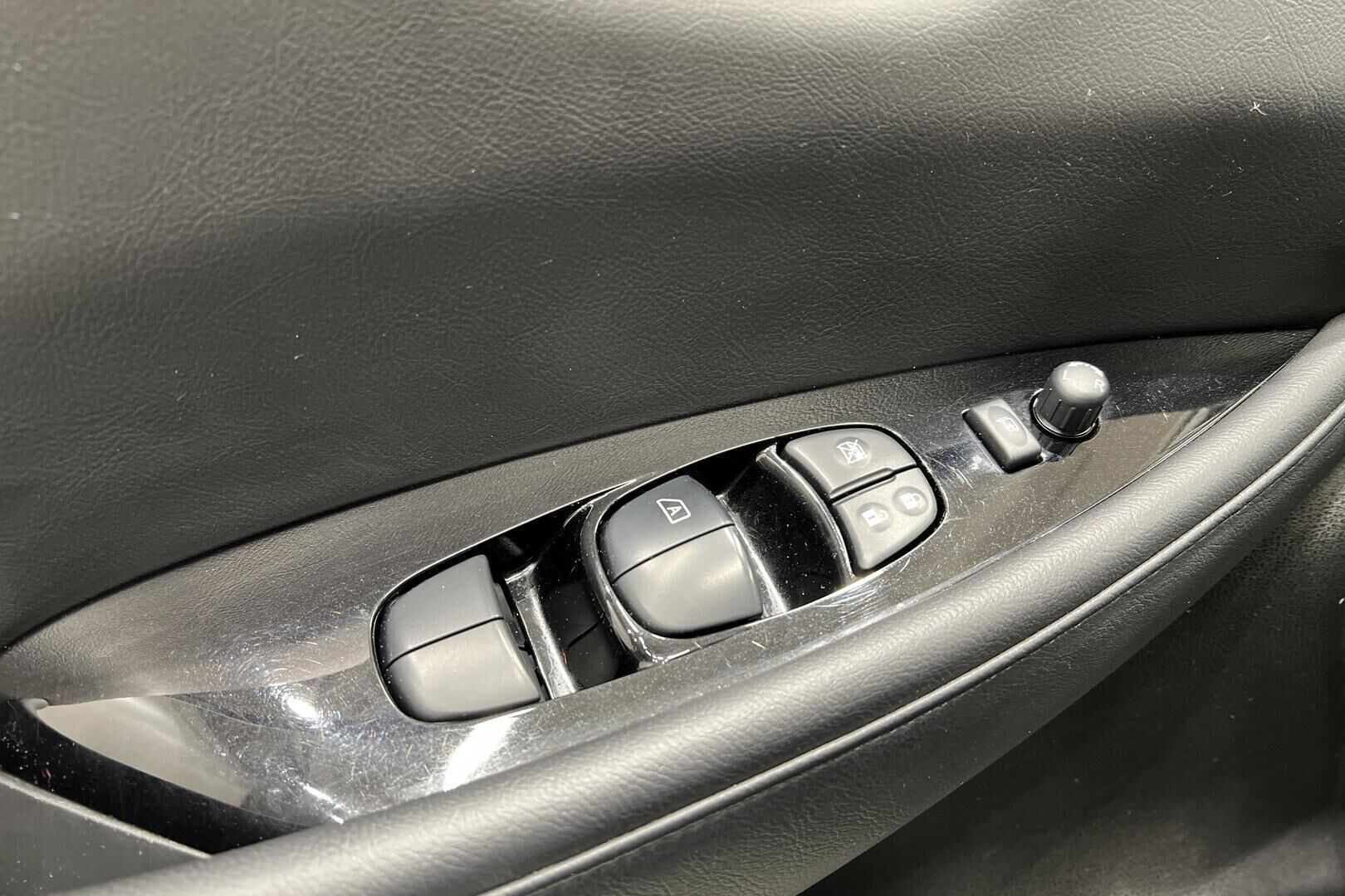 Nissan Leaf iso kuva 23