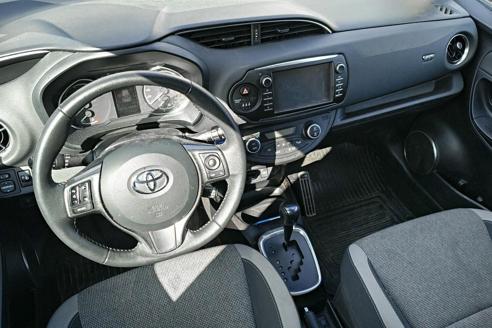 Toyota Yaris iso kuva 1