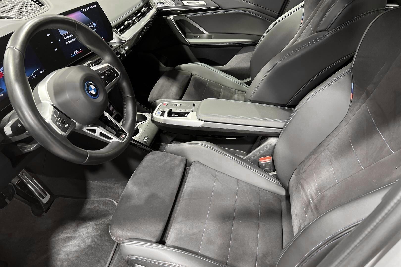BMW iX1 iso kuva 8