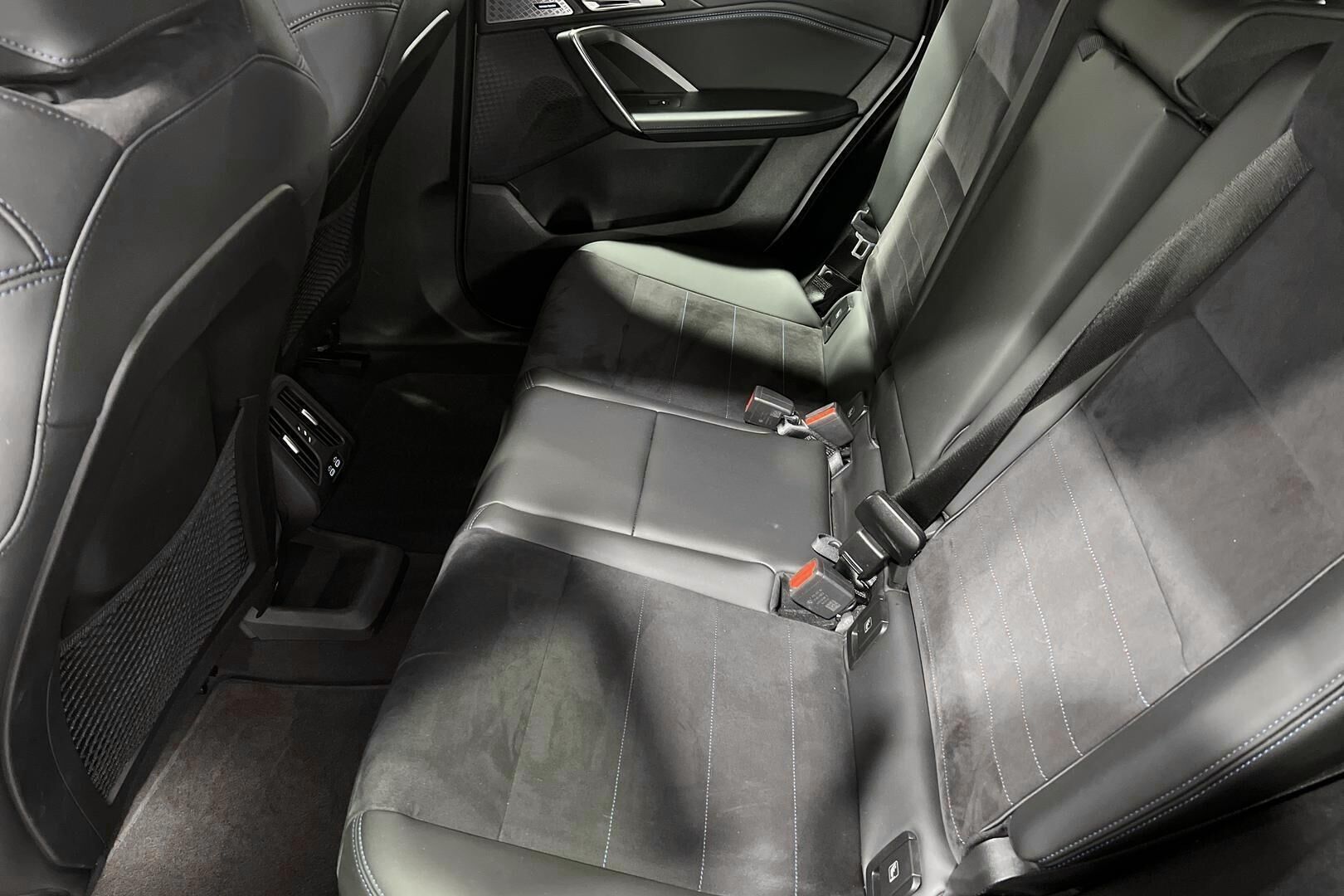 BMW iX1 iso kuva 9
