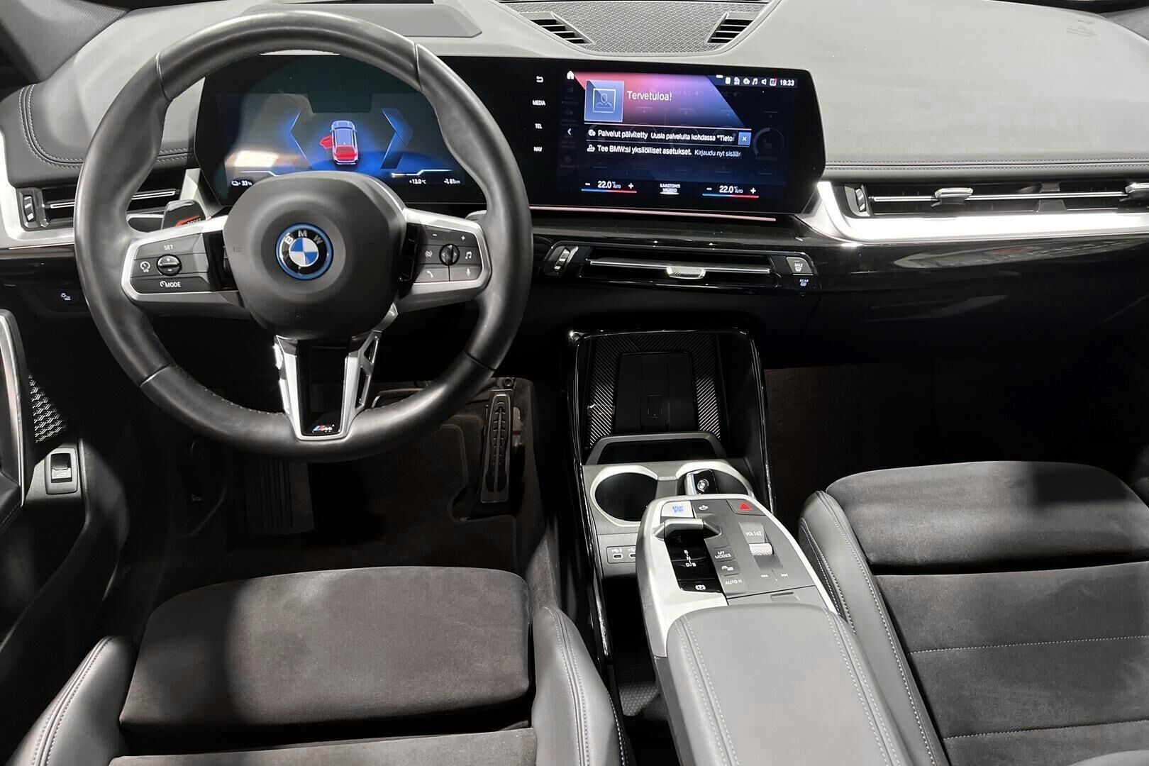 BMW iX1 iso kuva 10