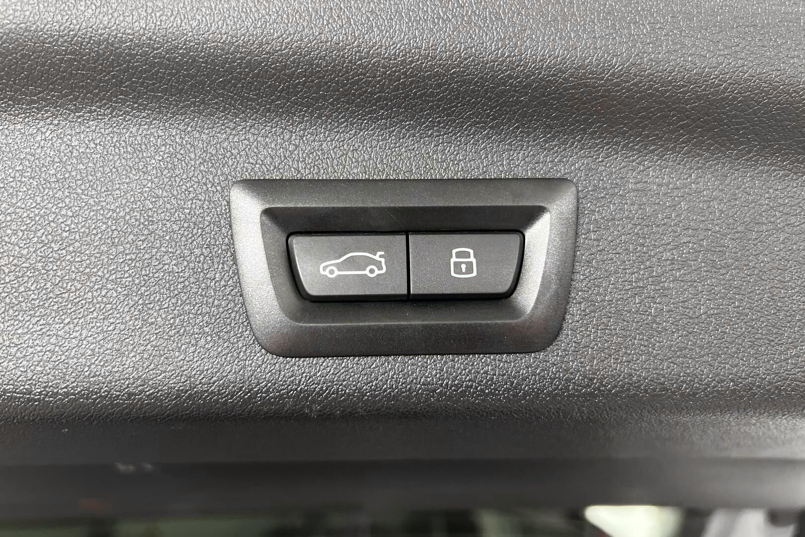 BMW iX1 iso kuva 13