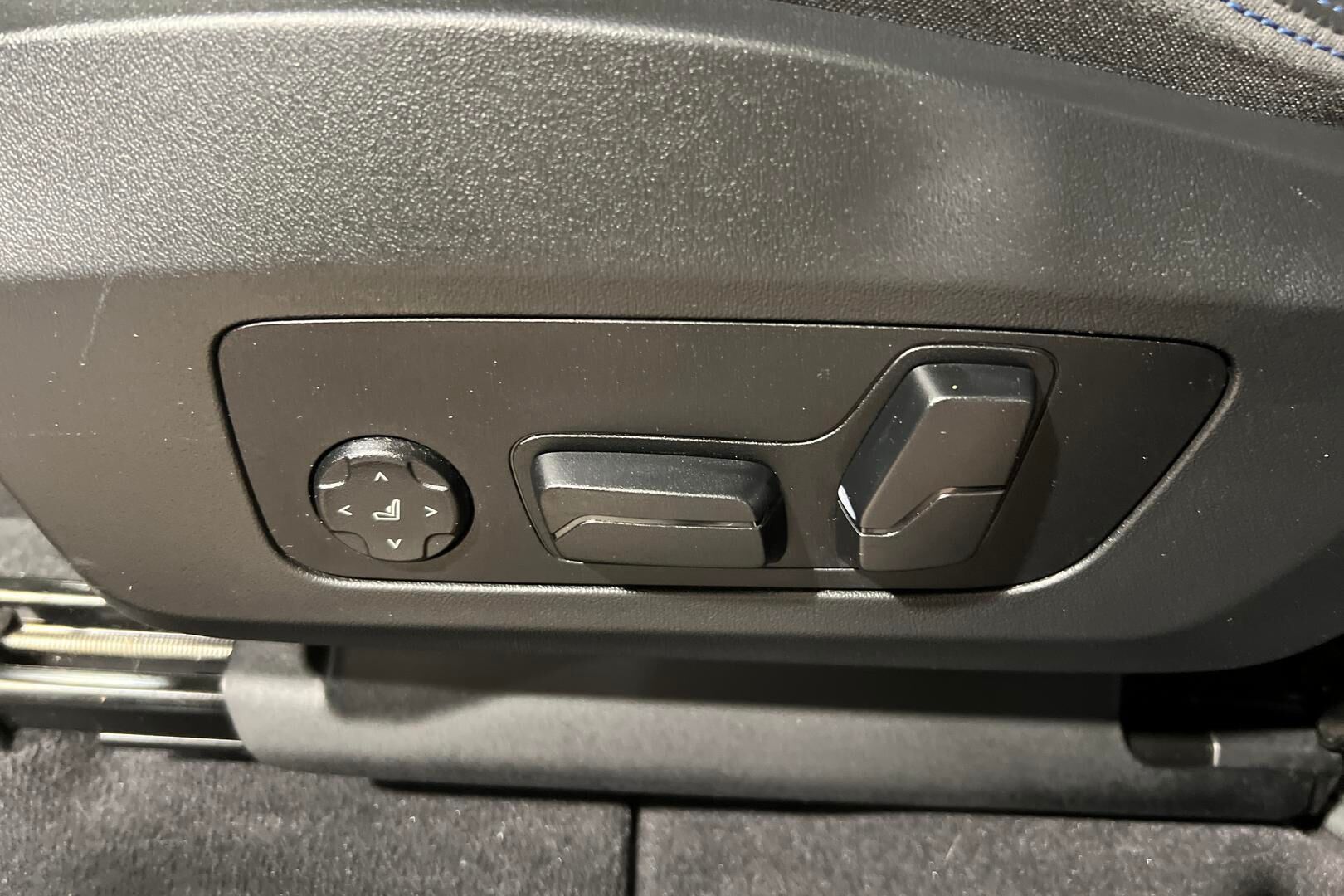 BMW iX1 iso kuva 15